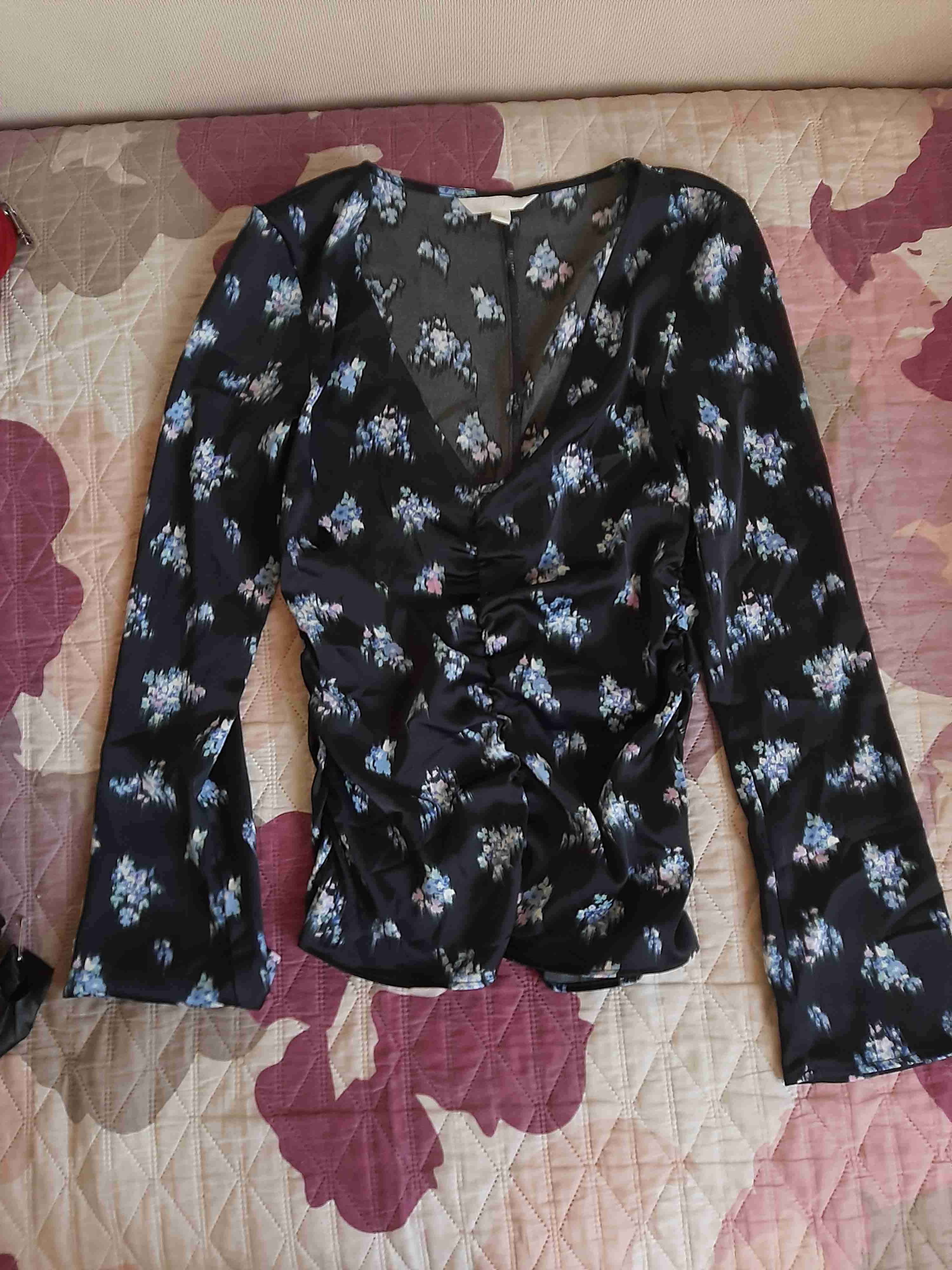 Blusa floreada negra