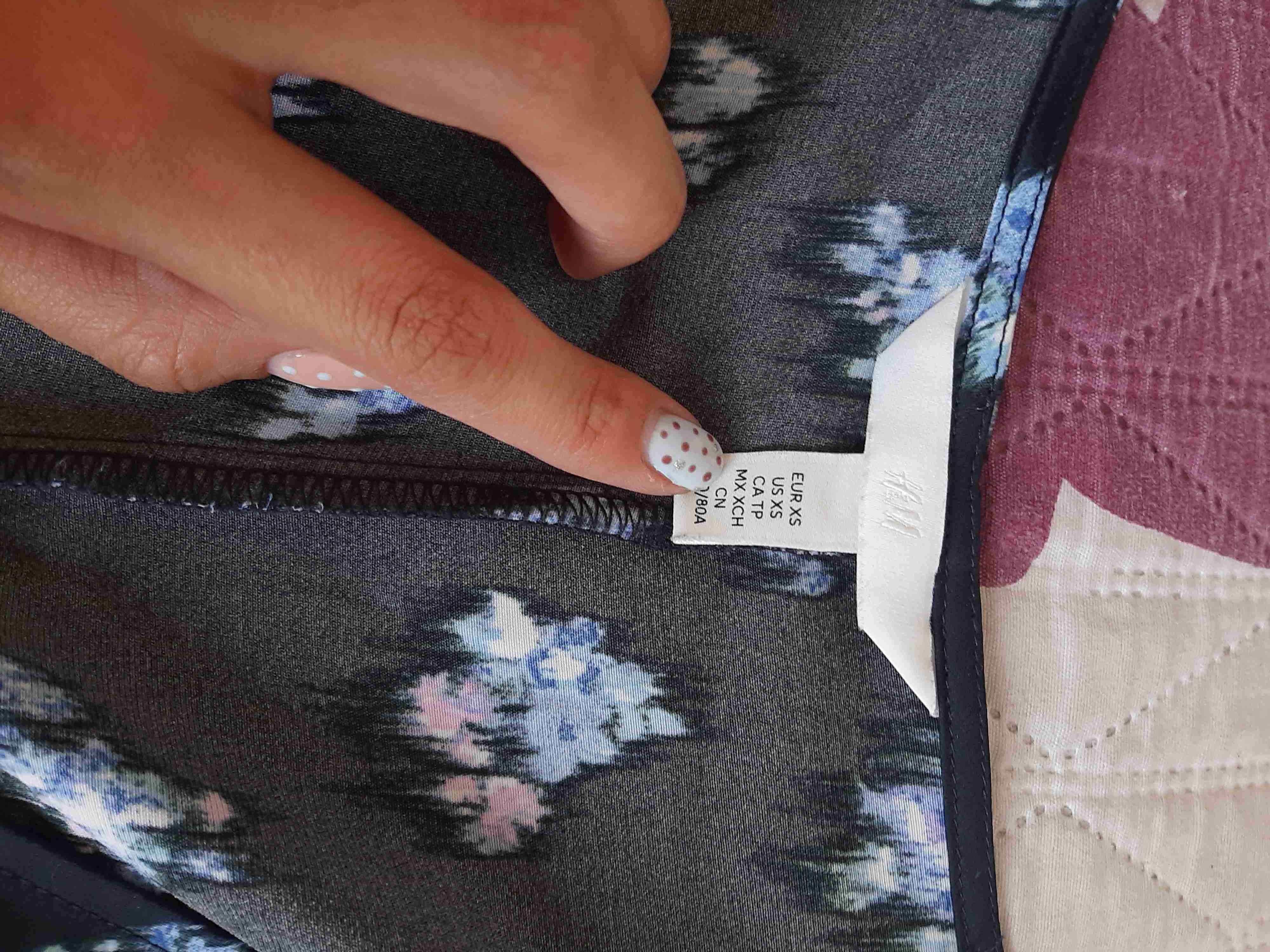 Blusa floreada negra - miniatura 2