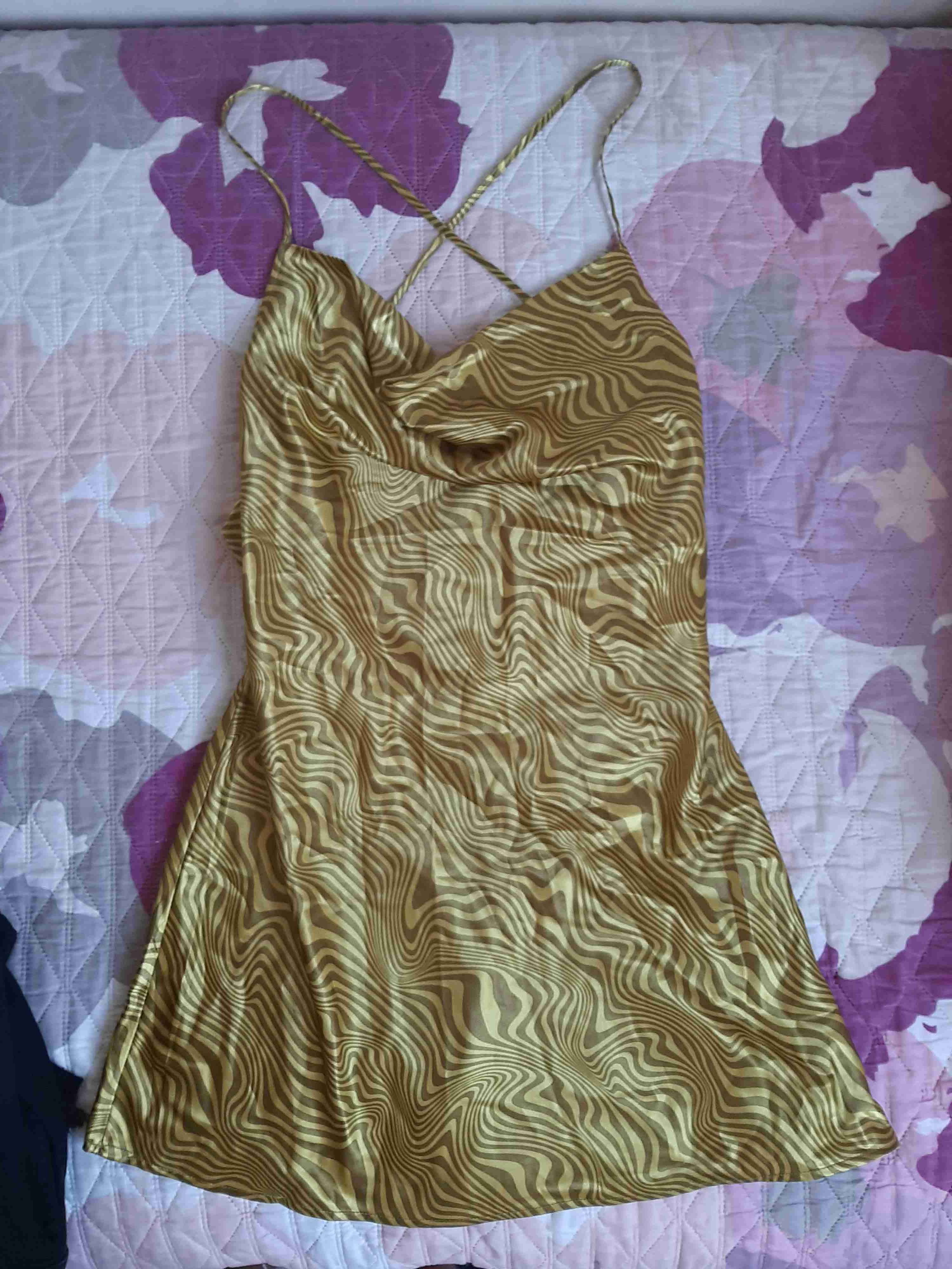 Vestido corto dorado con tirantes