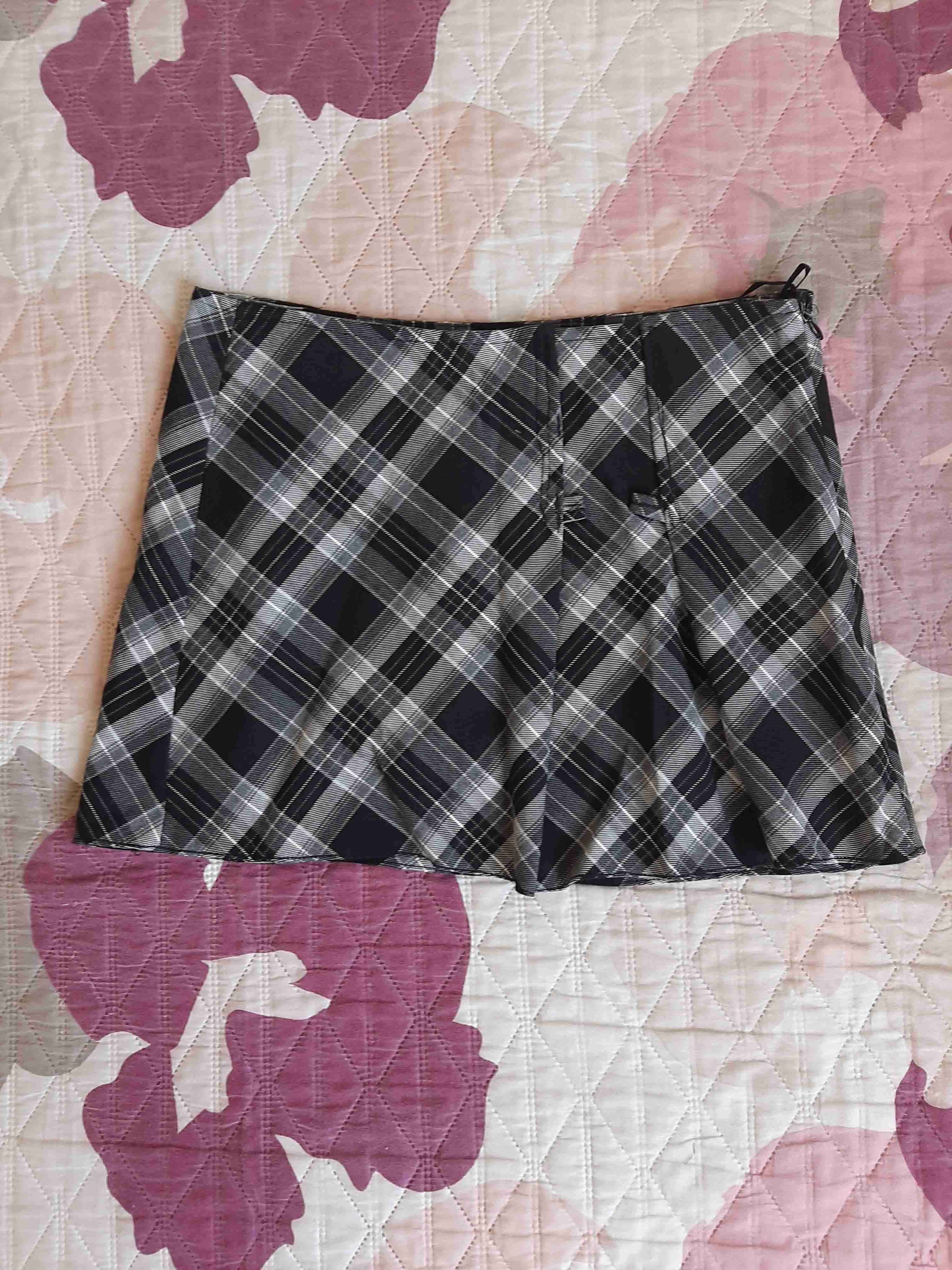 Falda corta de cuadros gris