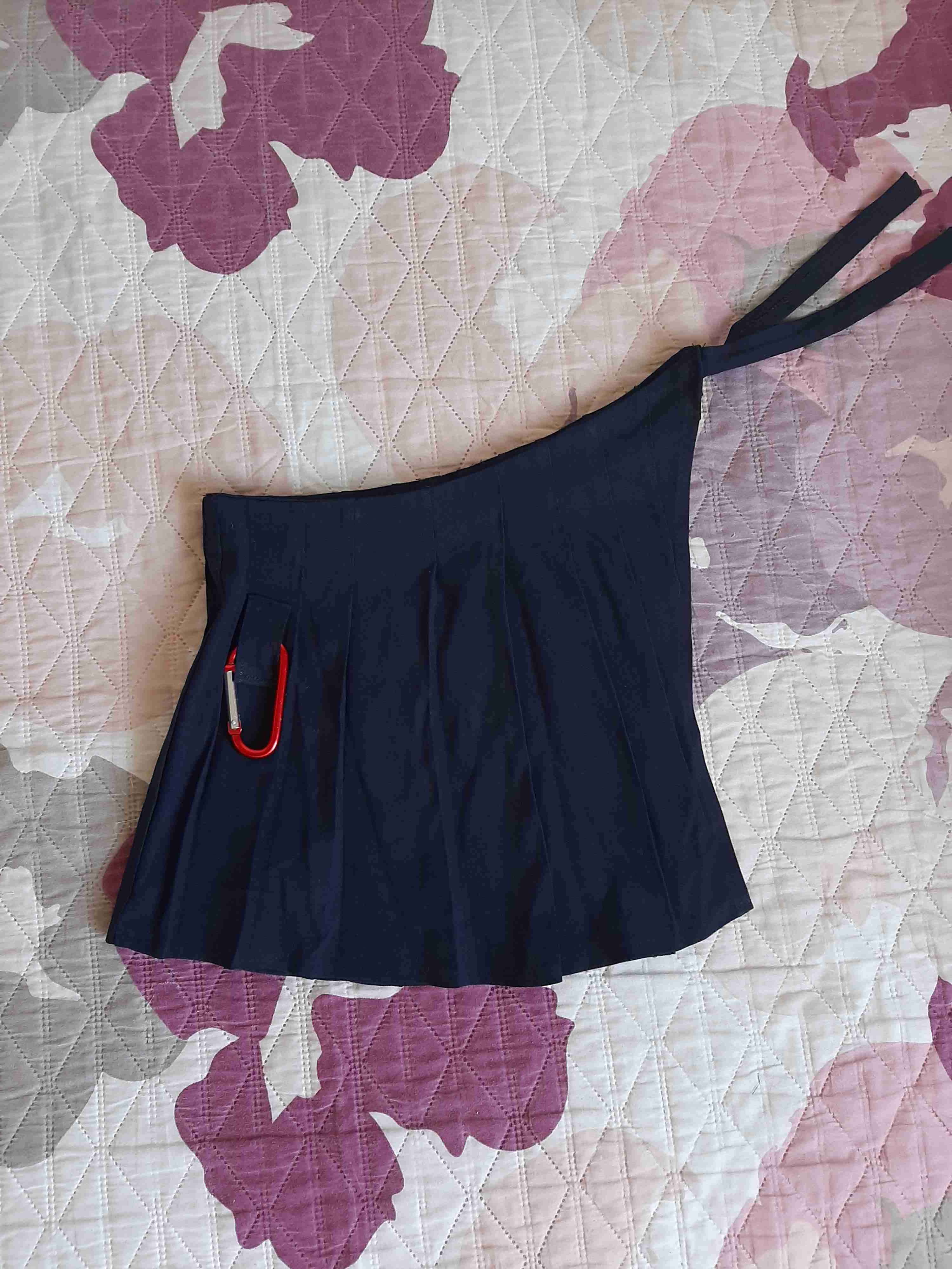 Falda corta negra con detalle