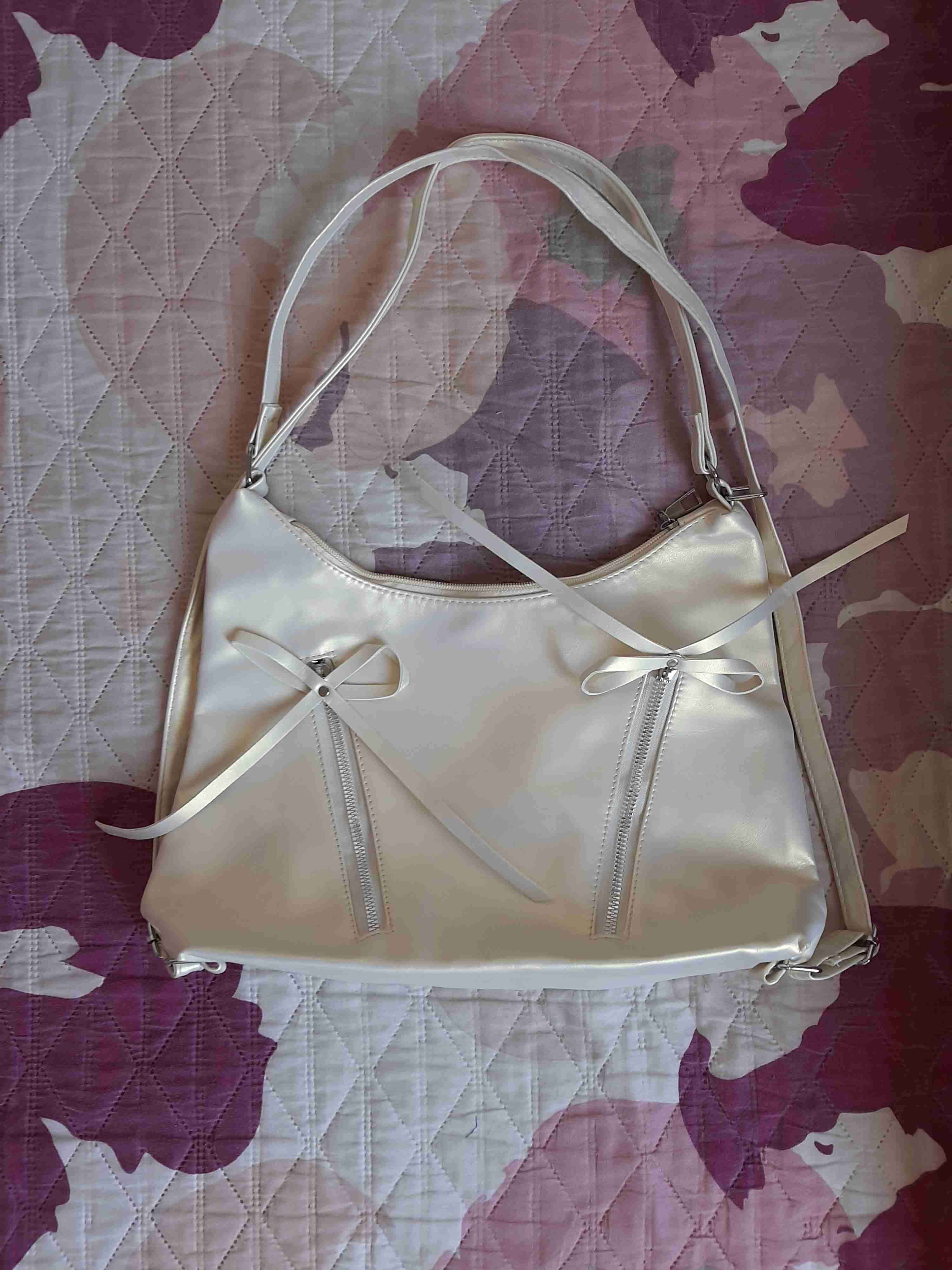 Bolso blanco con lazos decorativos
