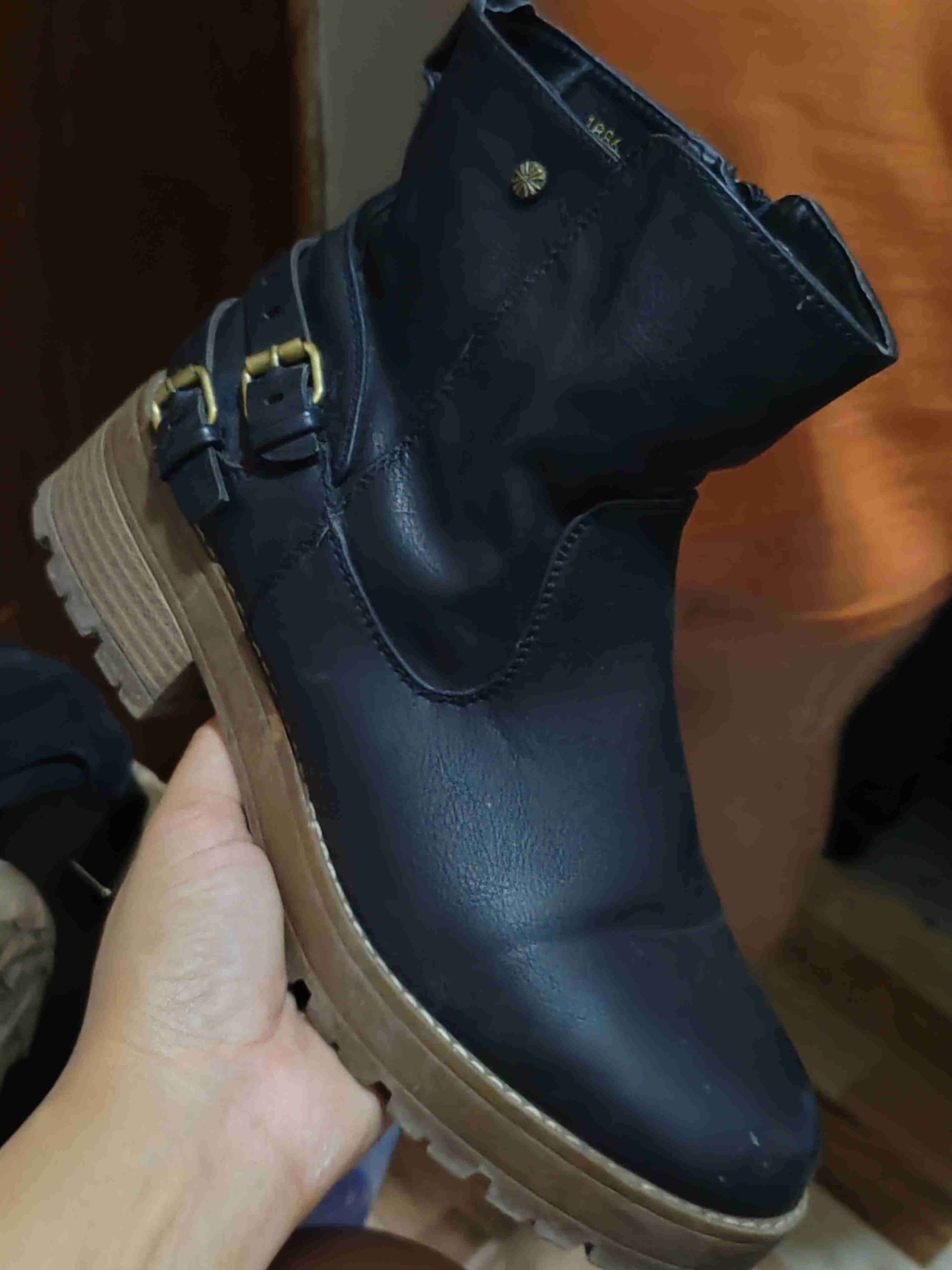 Botín negro con hebillas