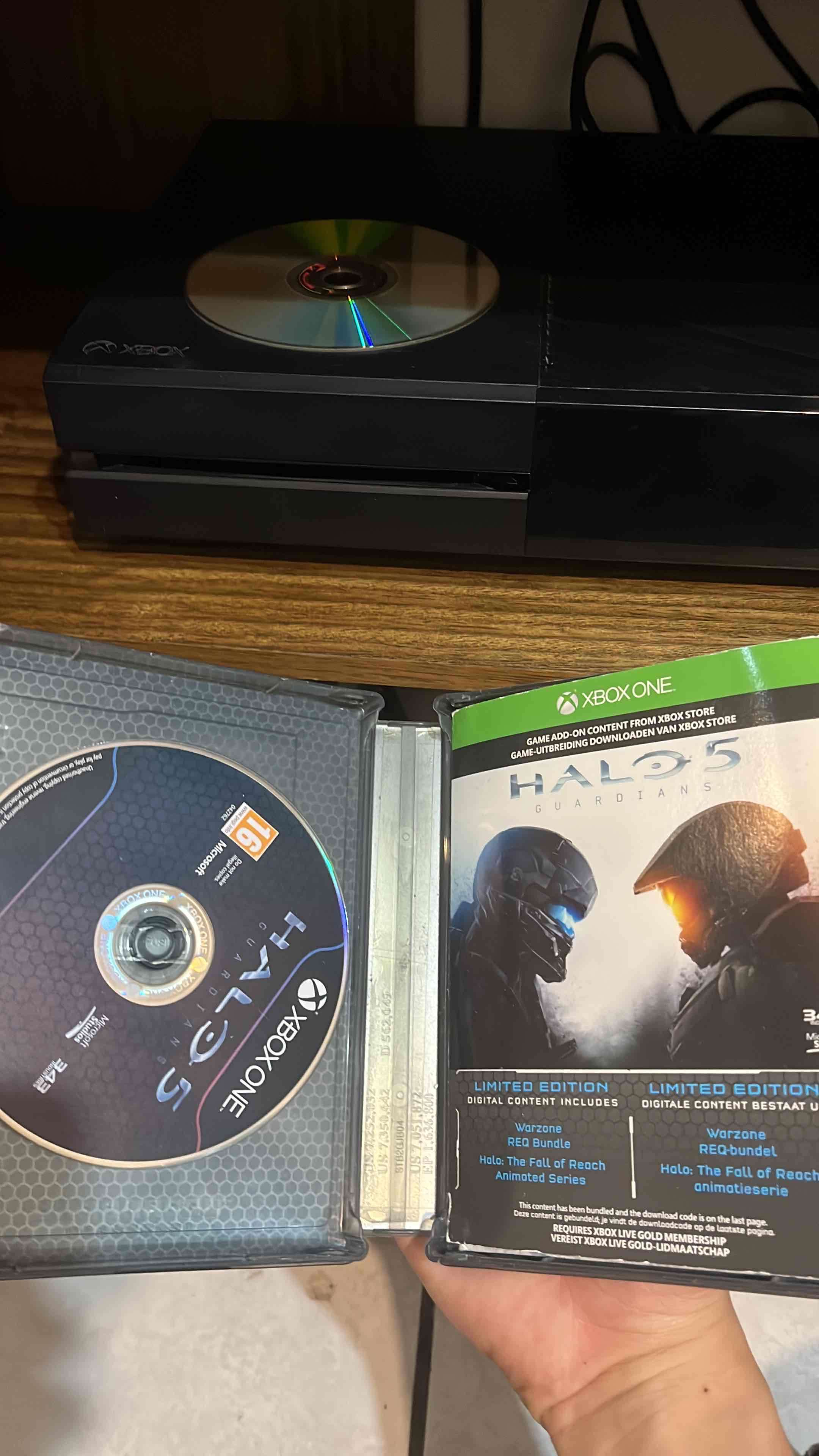 Consola Xbox con controles - miniatura 3