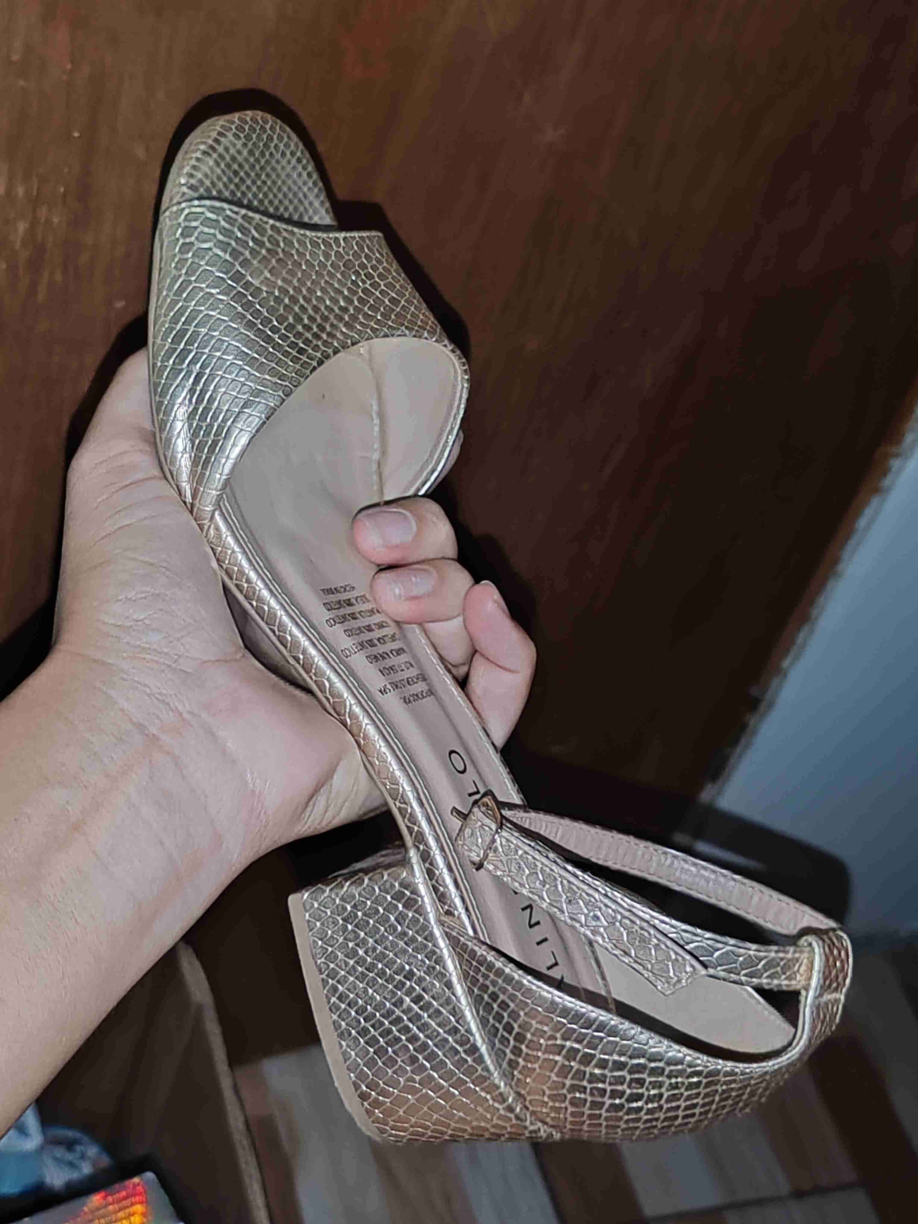 Sandalias doradas con tacón grueso