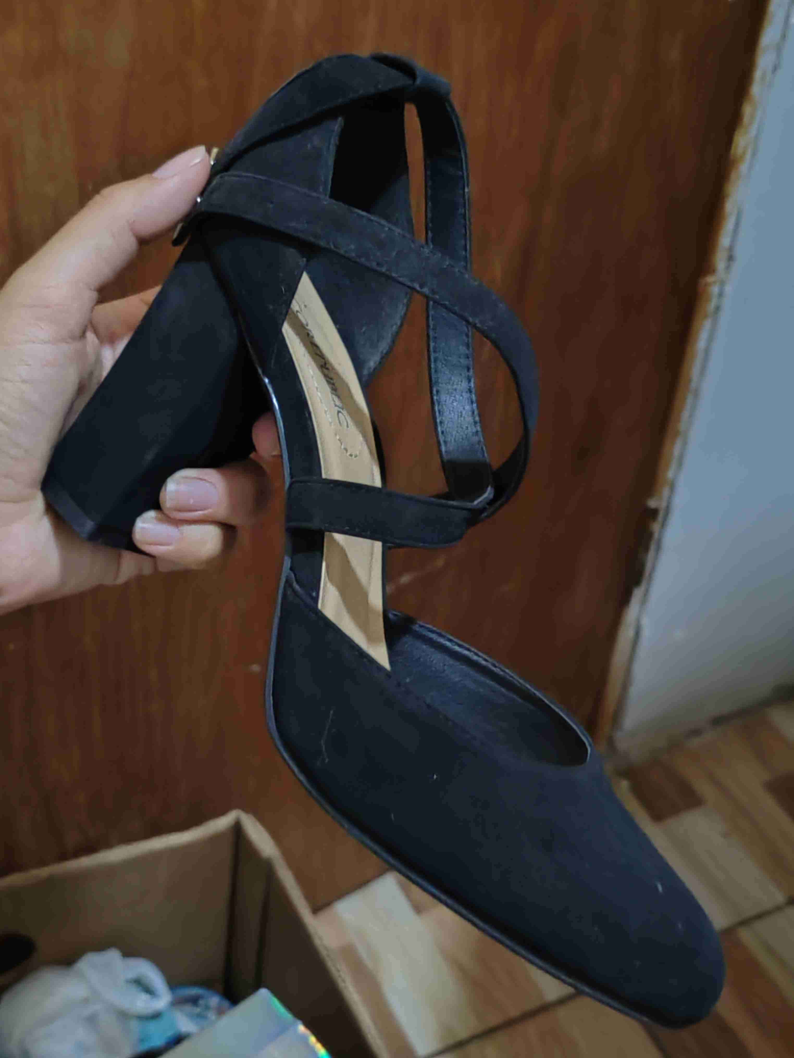 Zapatos de tacón negros con tiras