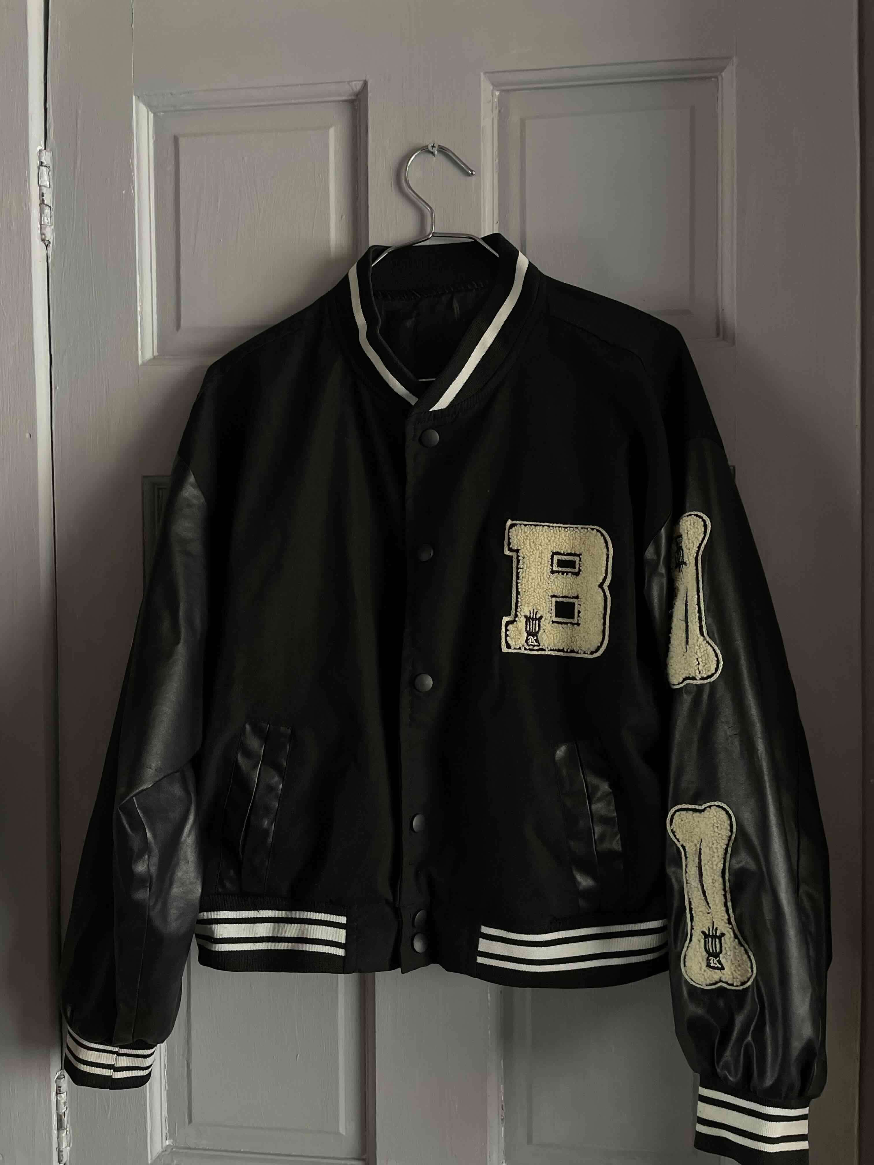 Chaqueta varsity negra con letras