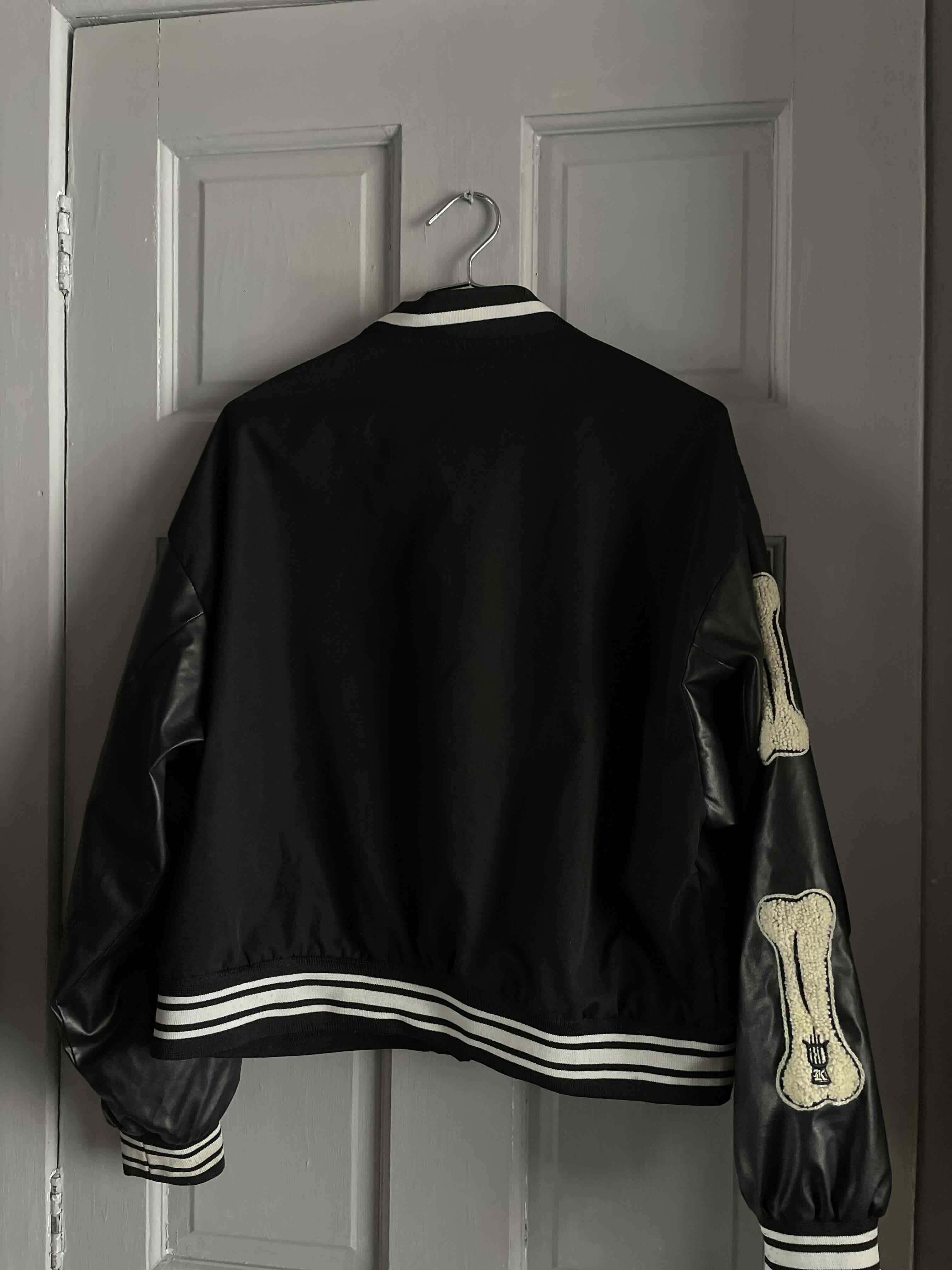 Chaqueta varsity negra con letras - miniatura 2