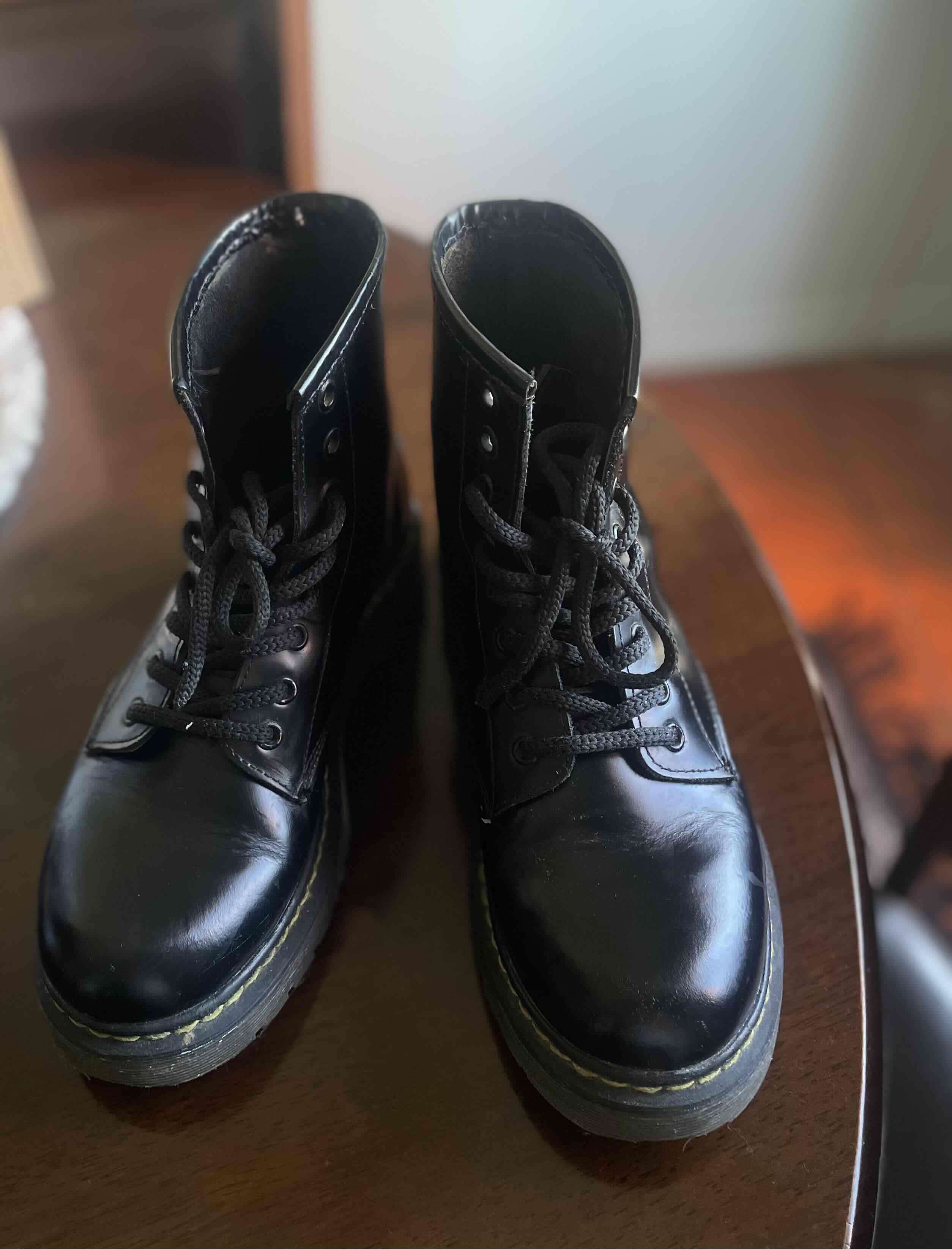 Botas negras estilo militar