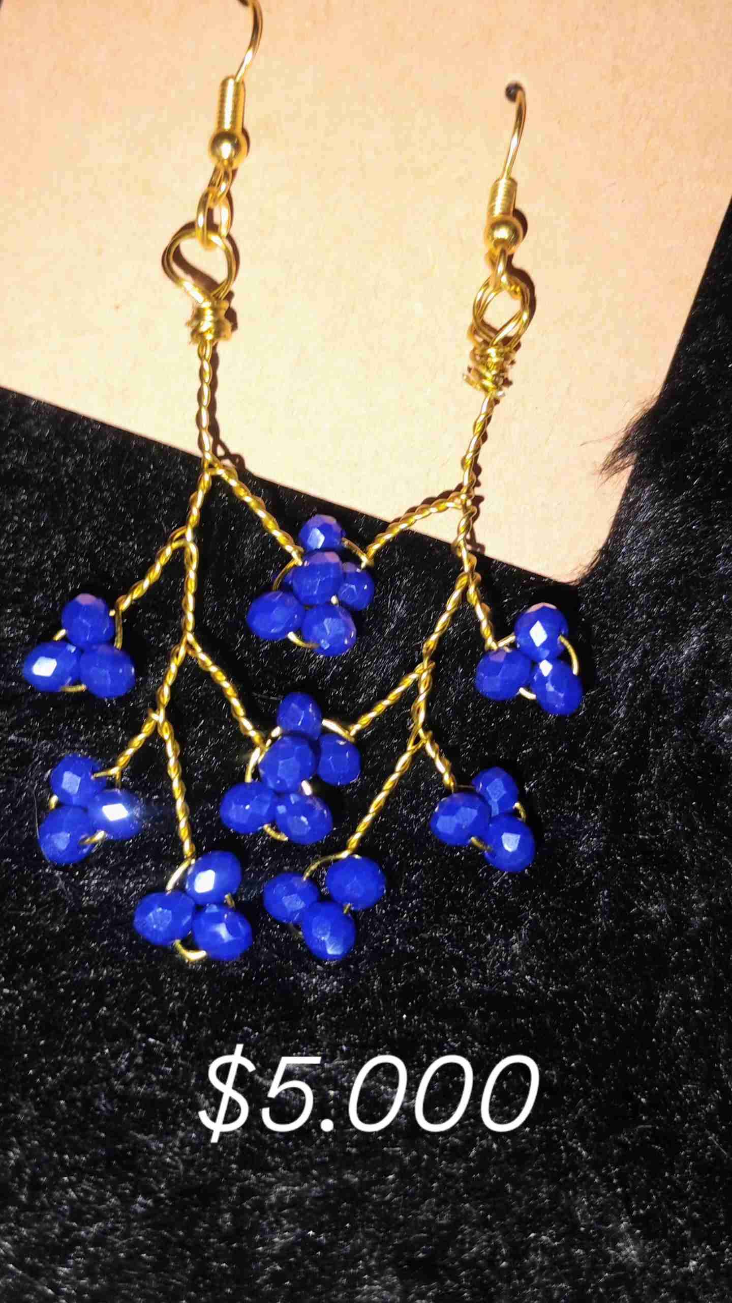 Aros colgantes dorados y azules