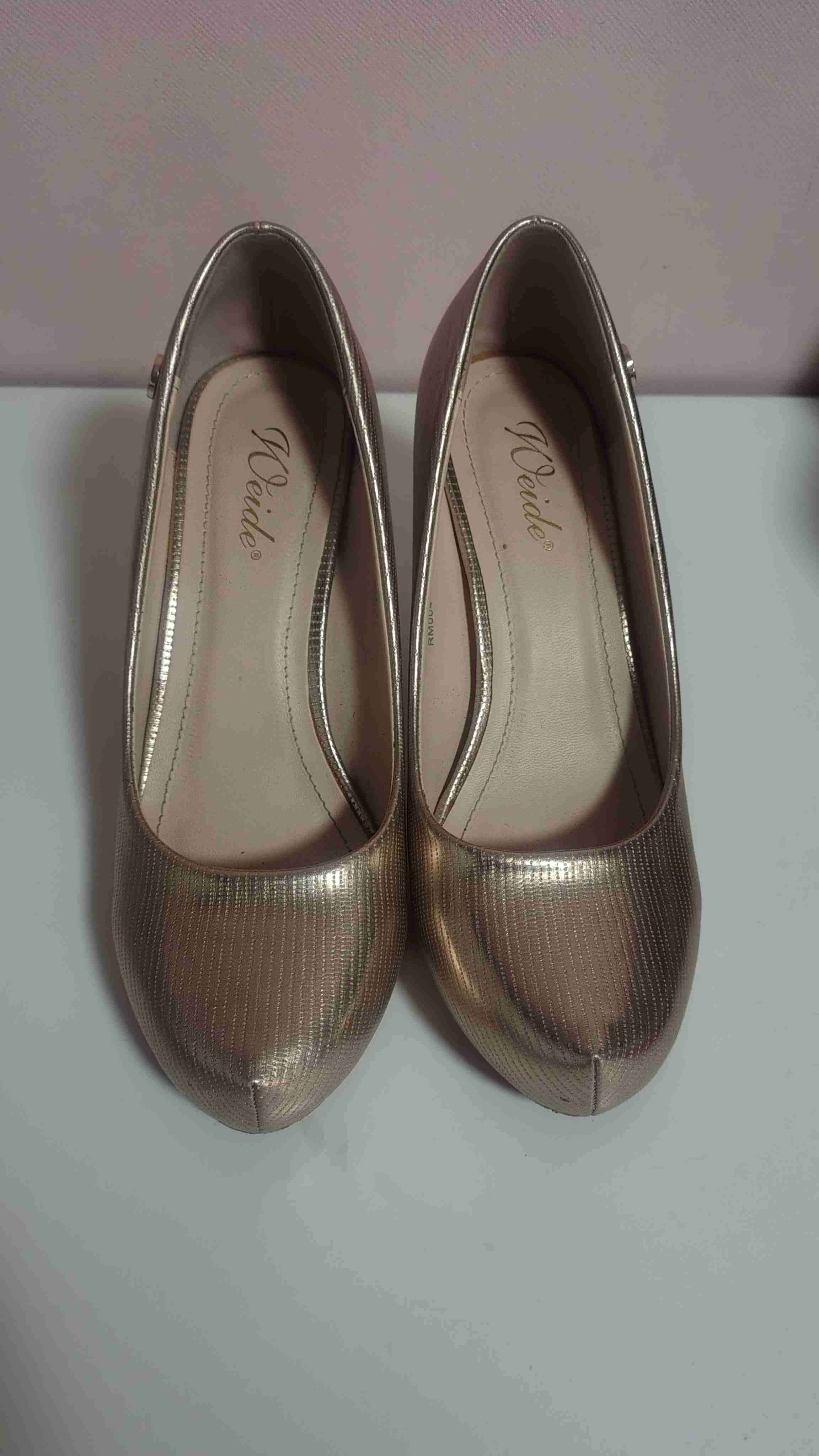 Zapatos dorados de tacón bajo