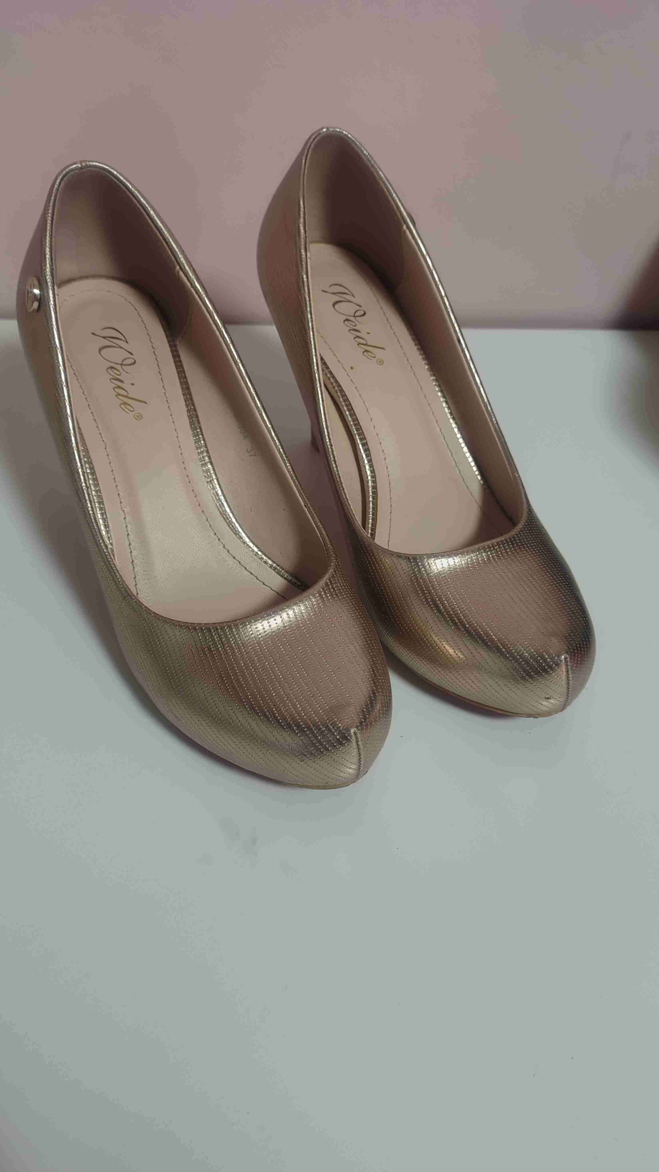 Zapatos dorados de tacón bajo - miniatura 2