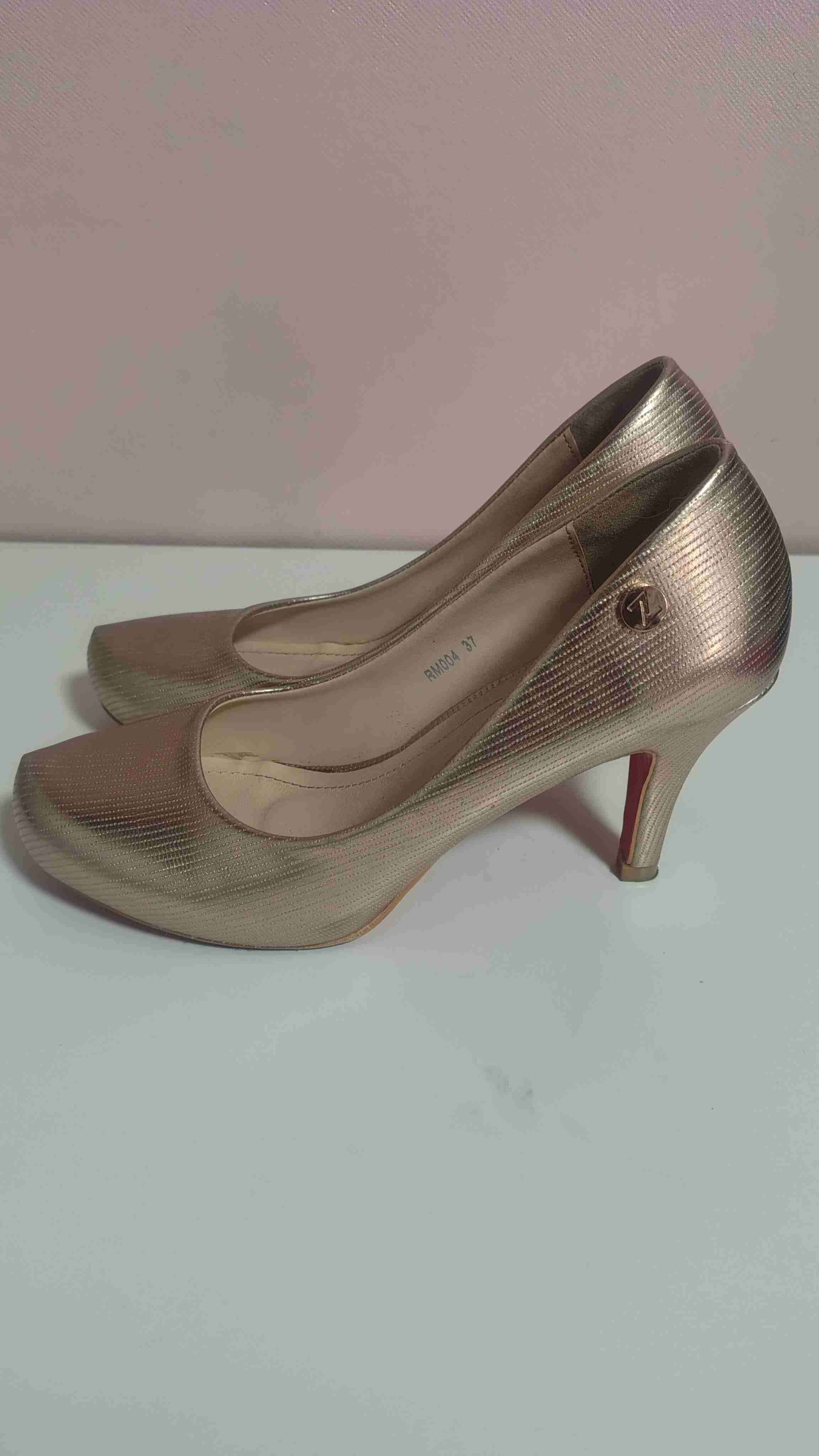 Zapatos dorados de tacón bajo - miniatura 3