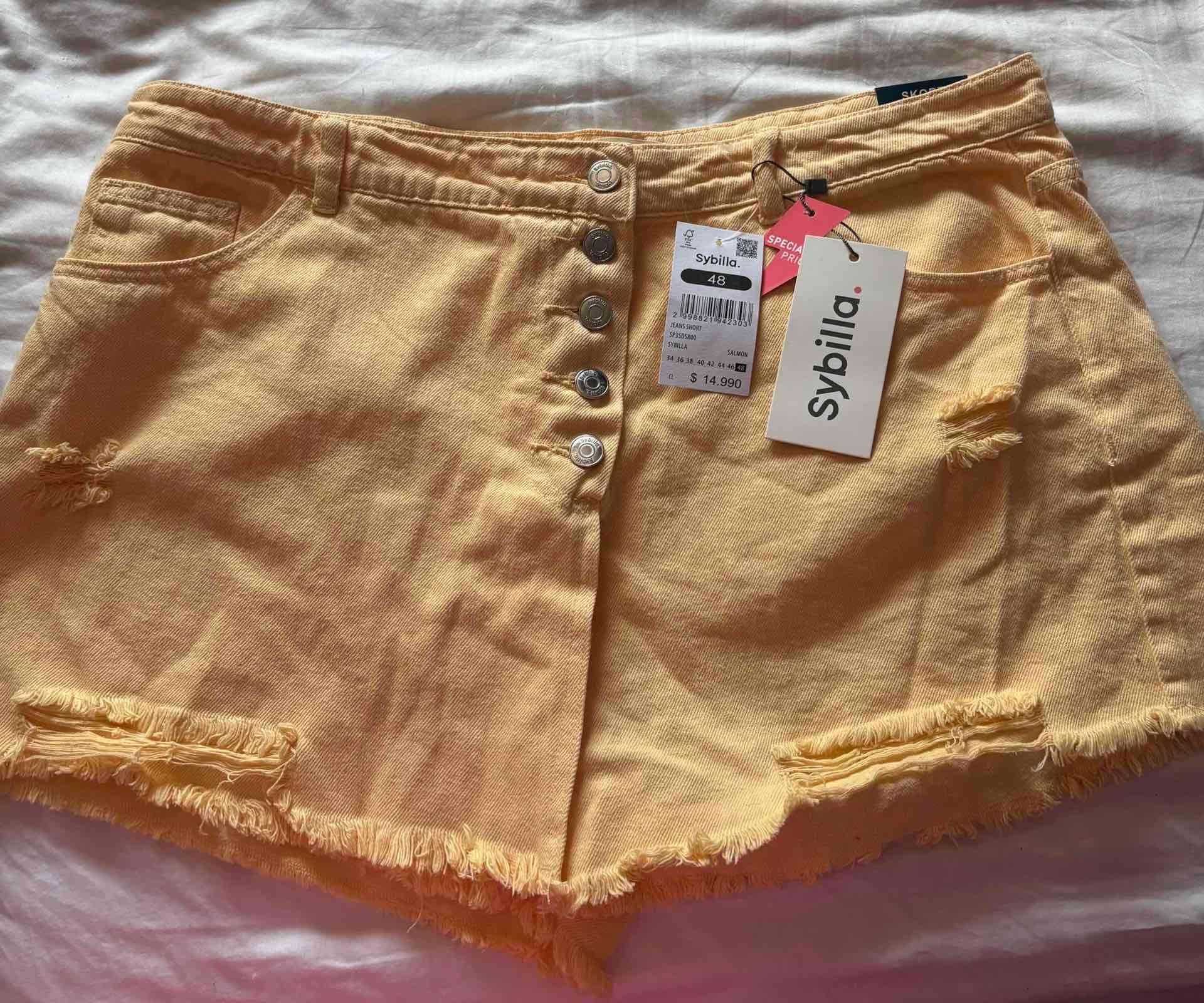 Falda short corta amarilla con botones