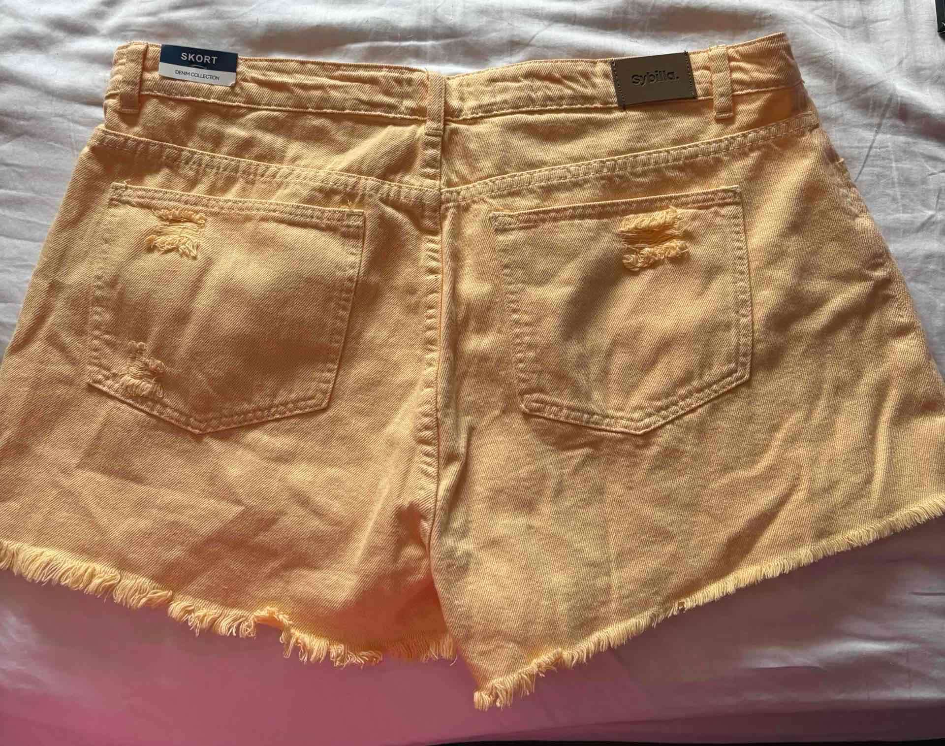 Falda short corta amarilla con botones - miniatura 2