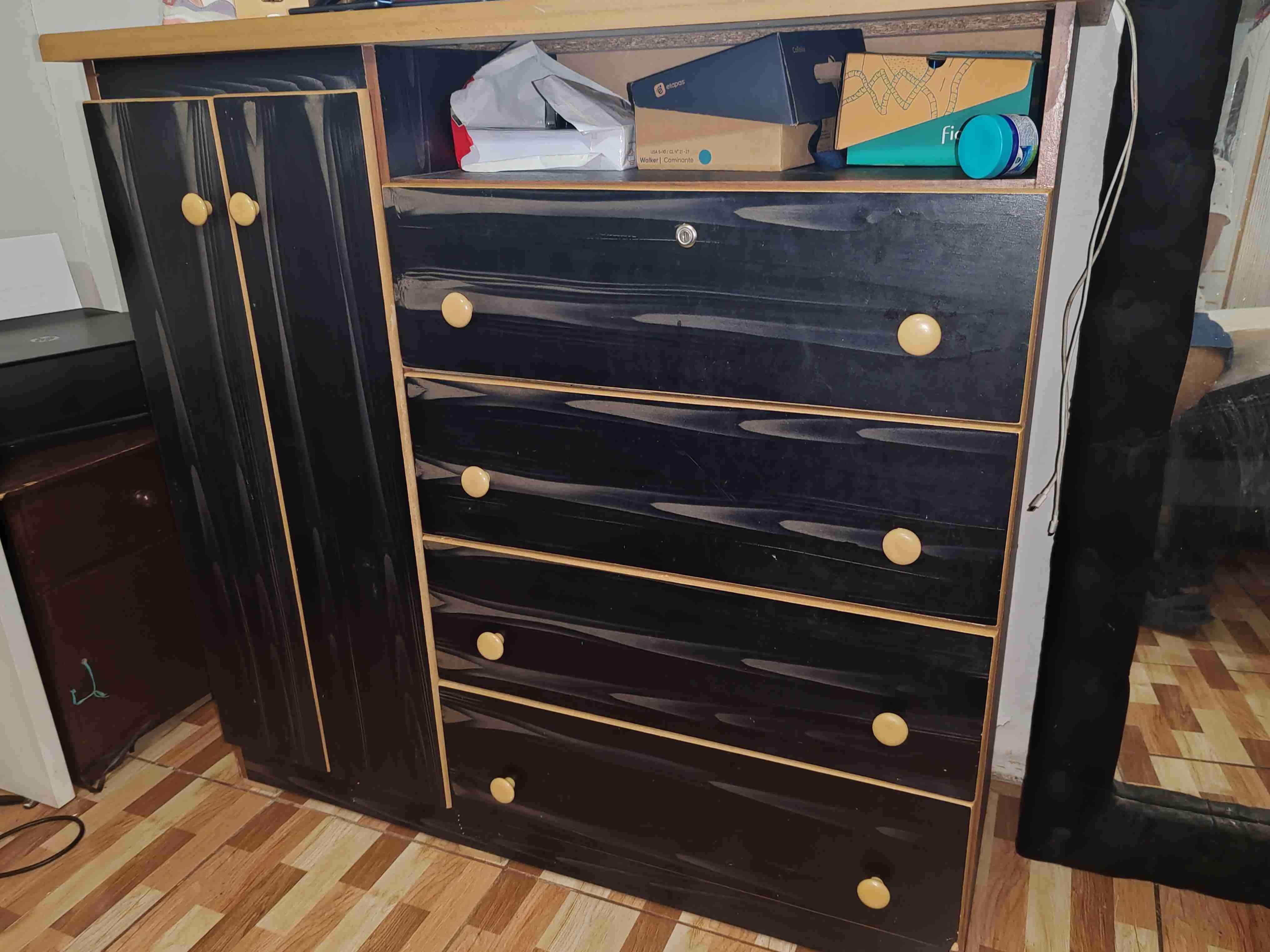 Cómoda de madera negra