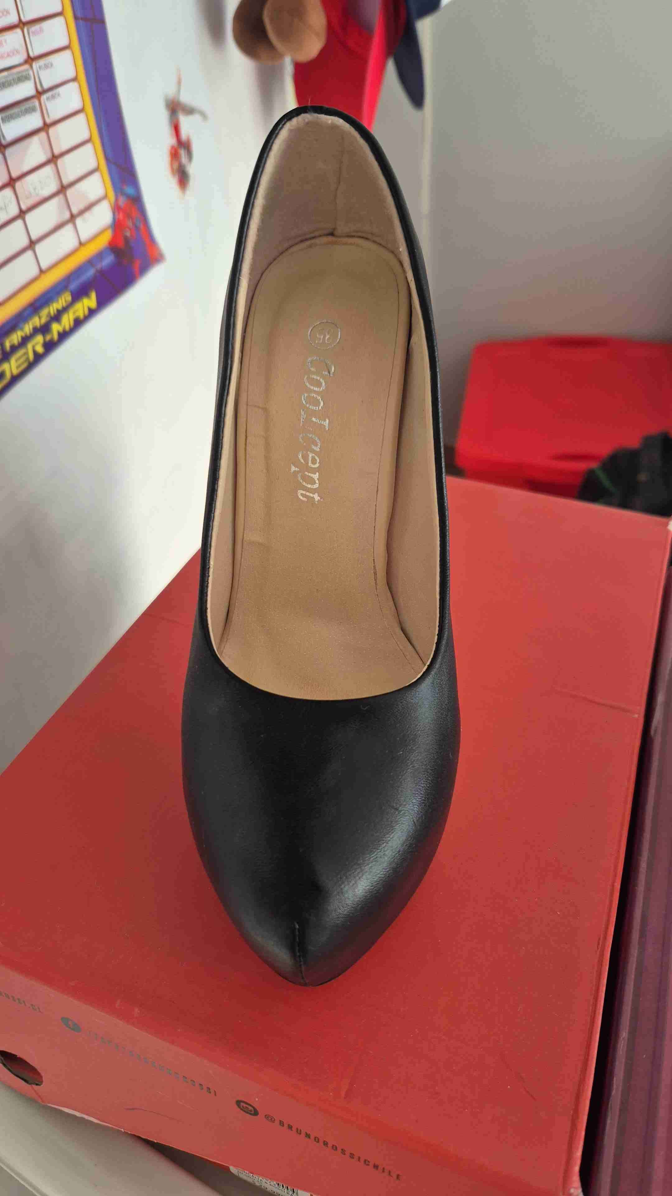 Zapato de tacón negro elegante