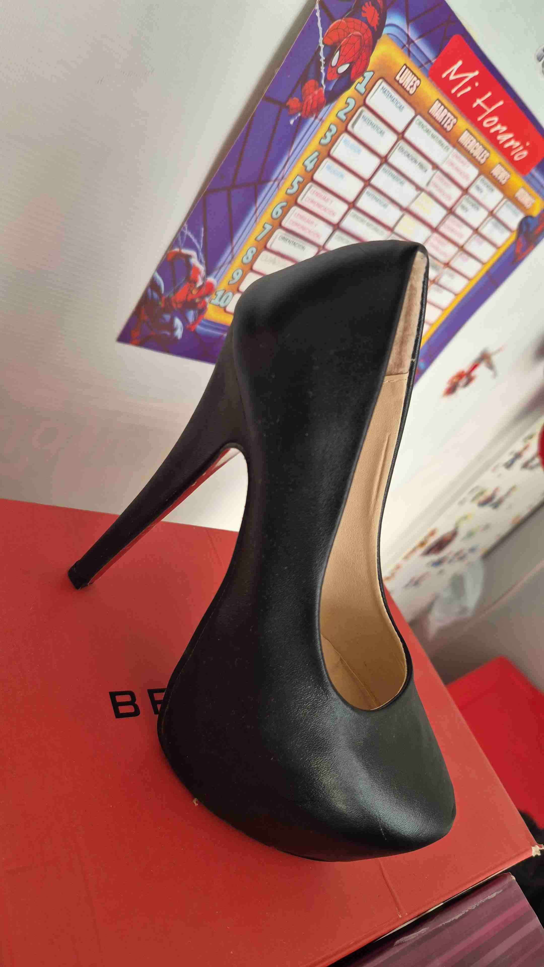 Zapato de tacón negro elegante - miniatura 2
