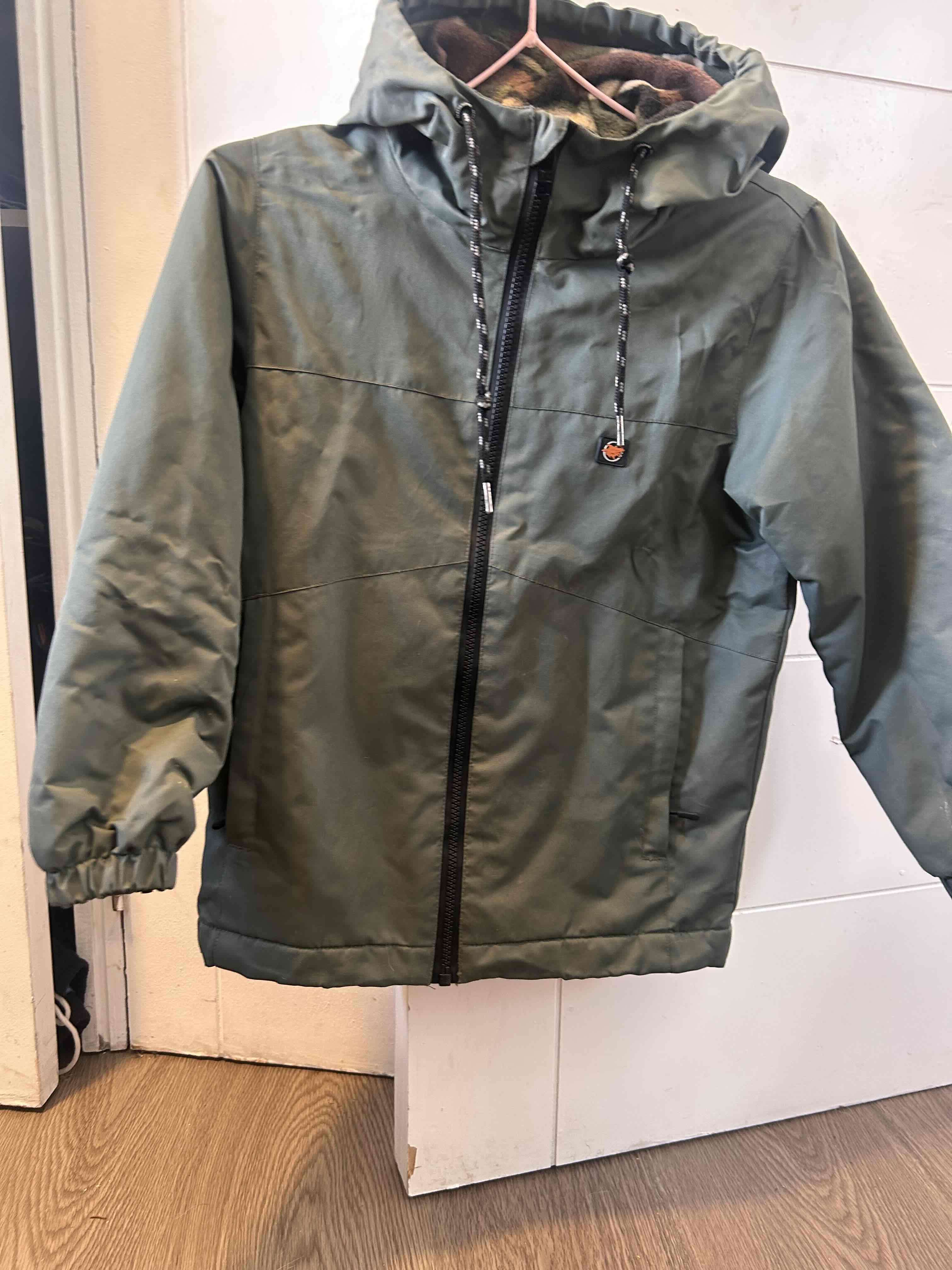 Chaqueta verde con capucha