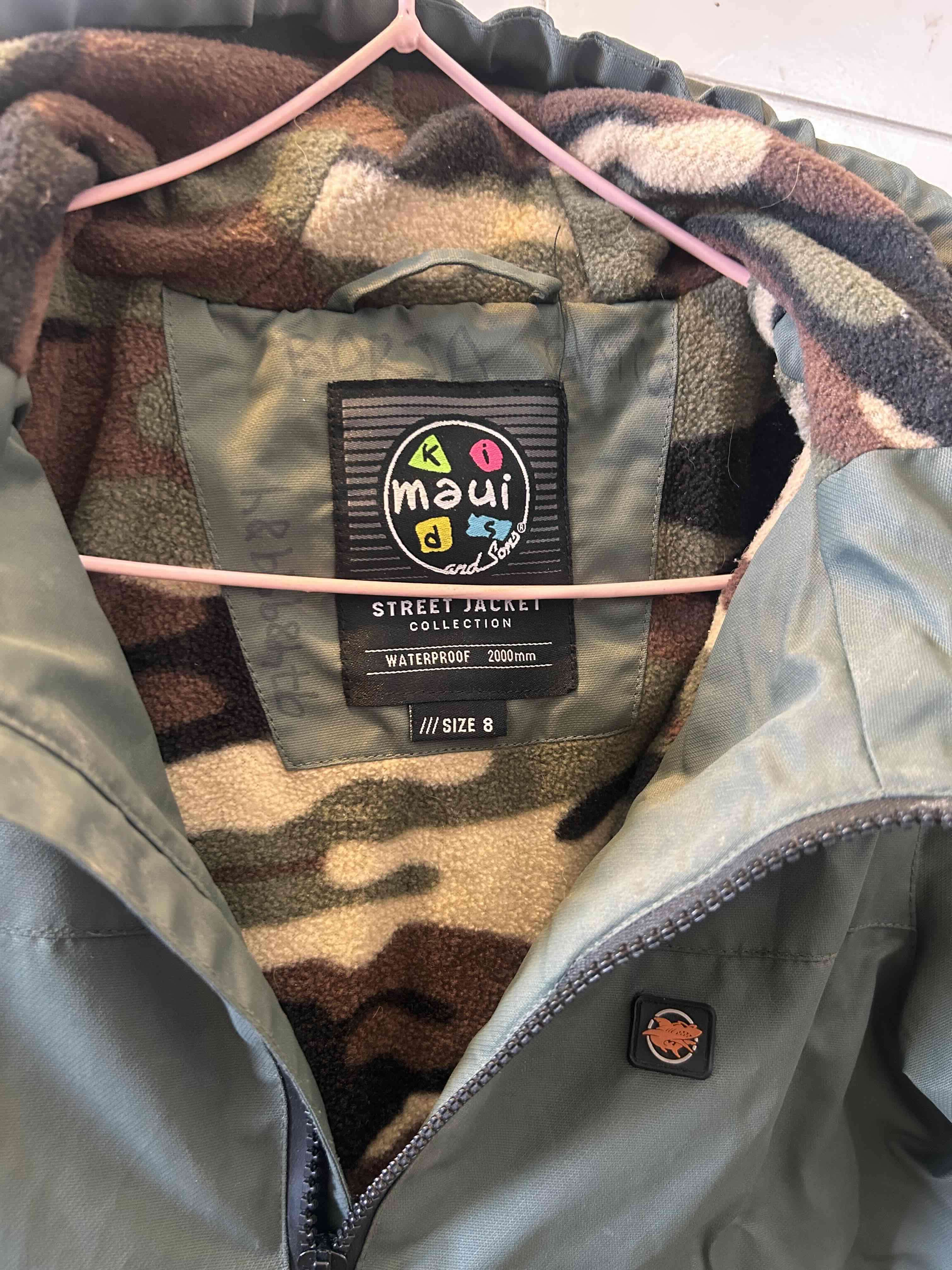 Chaqueta verde con capucha - miniatura 2