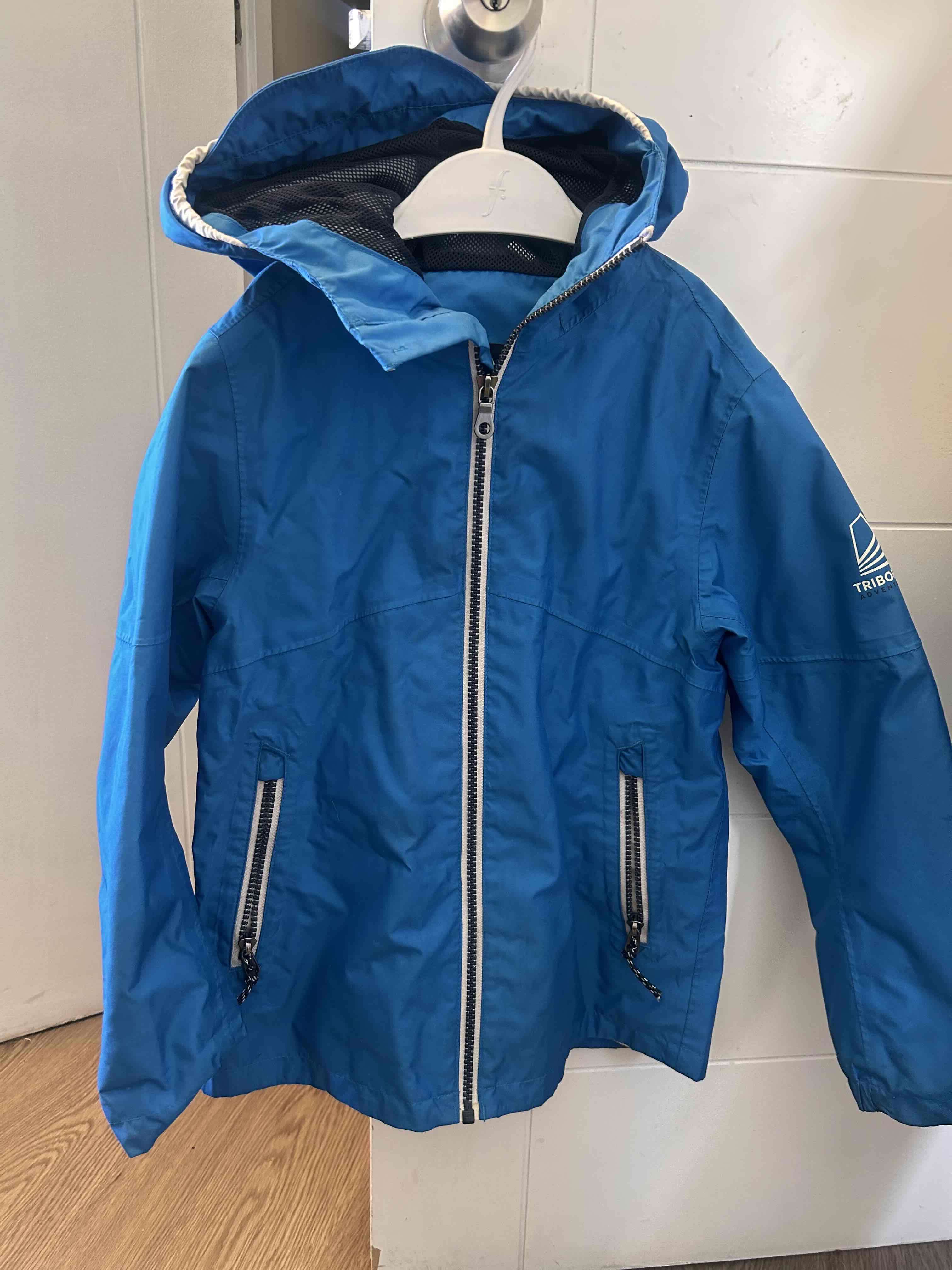 Chaqueta azul infantil con capucha