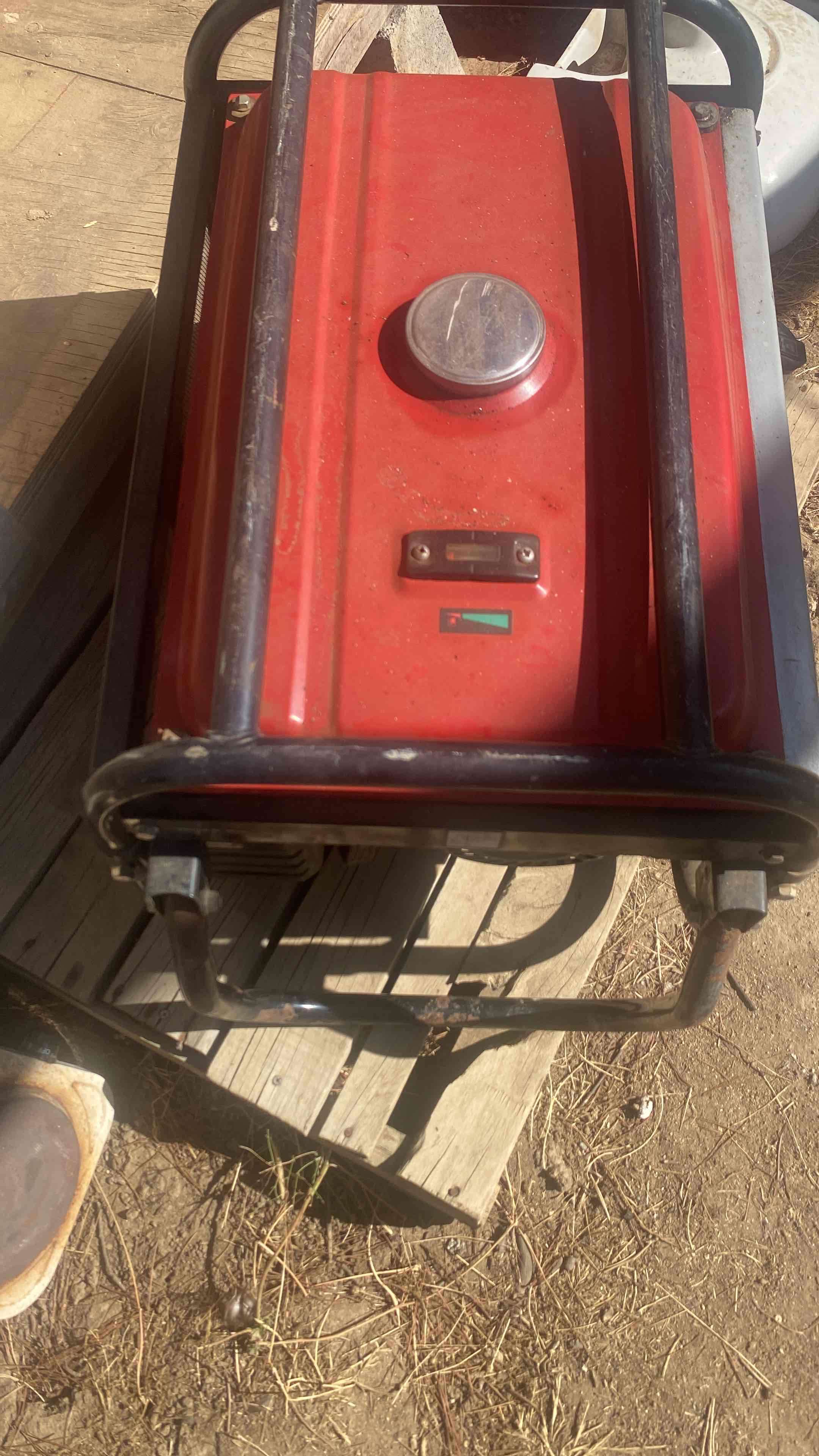 Generador eléctrico portátil rojo a bencina