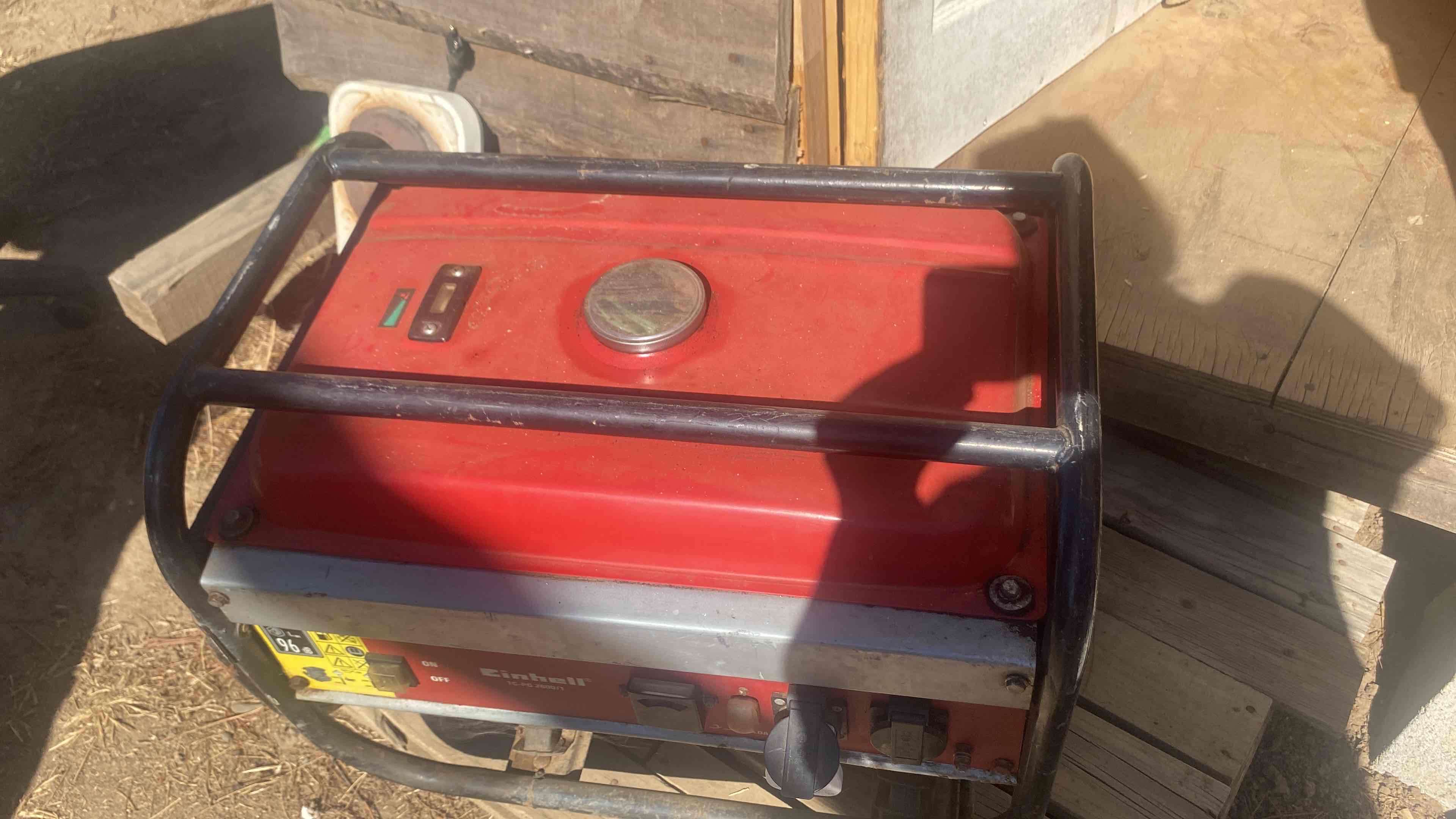 Generador eléctrico portátil rojo a bencina - miniatura 2