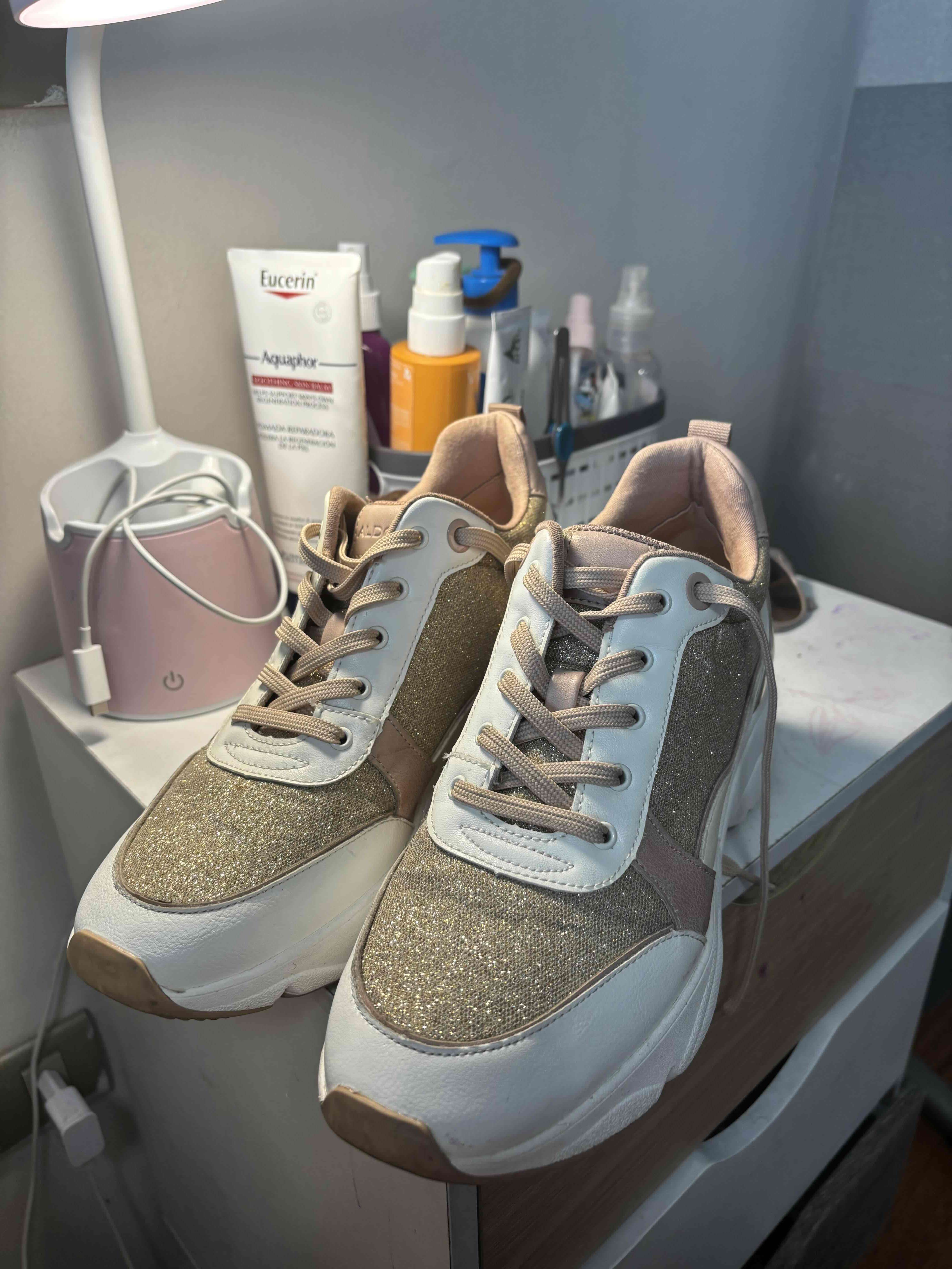 Zapatillas doradas brillantes