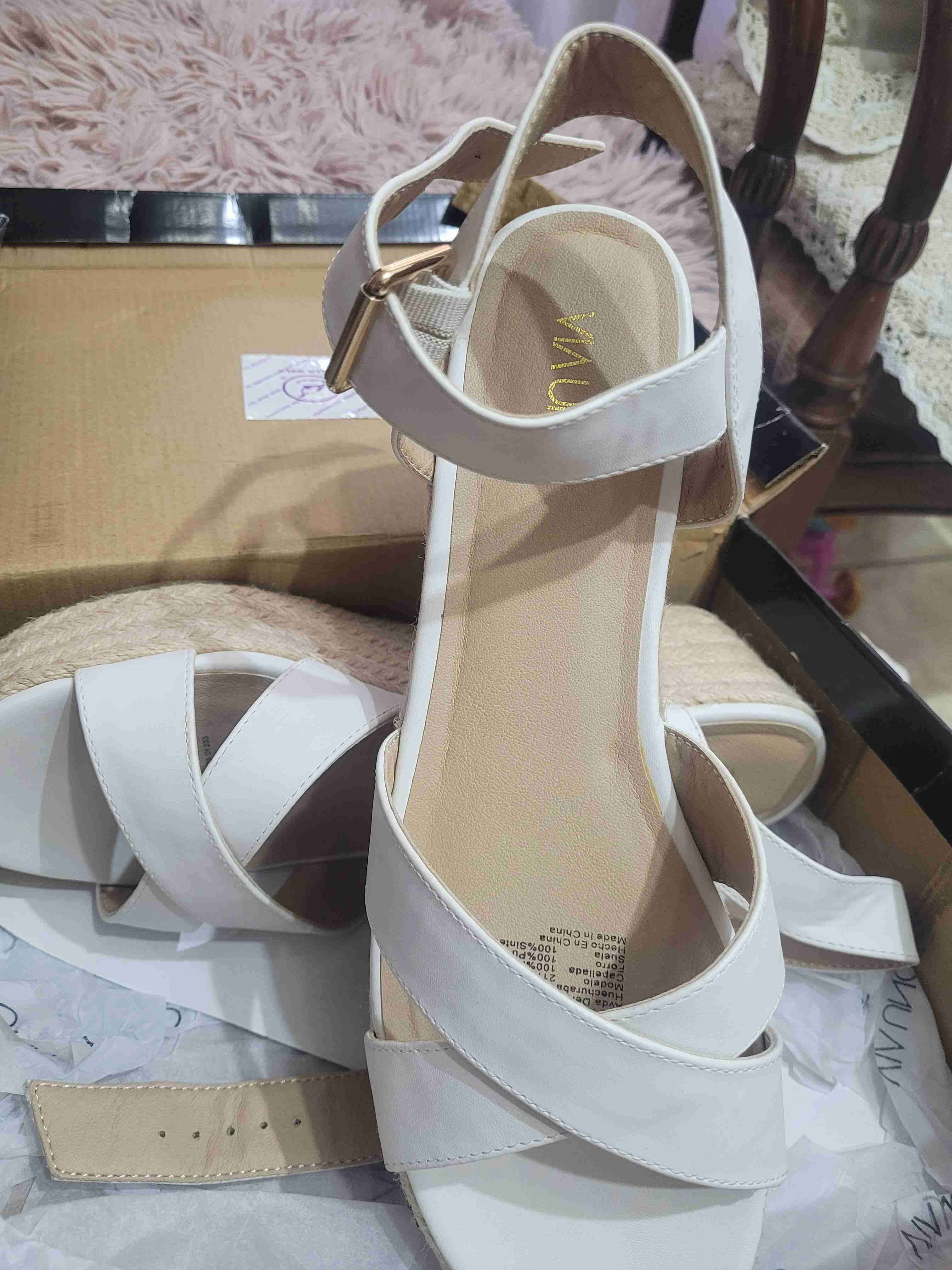 Sandalias blancas de mujer