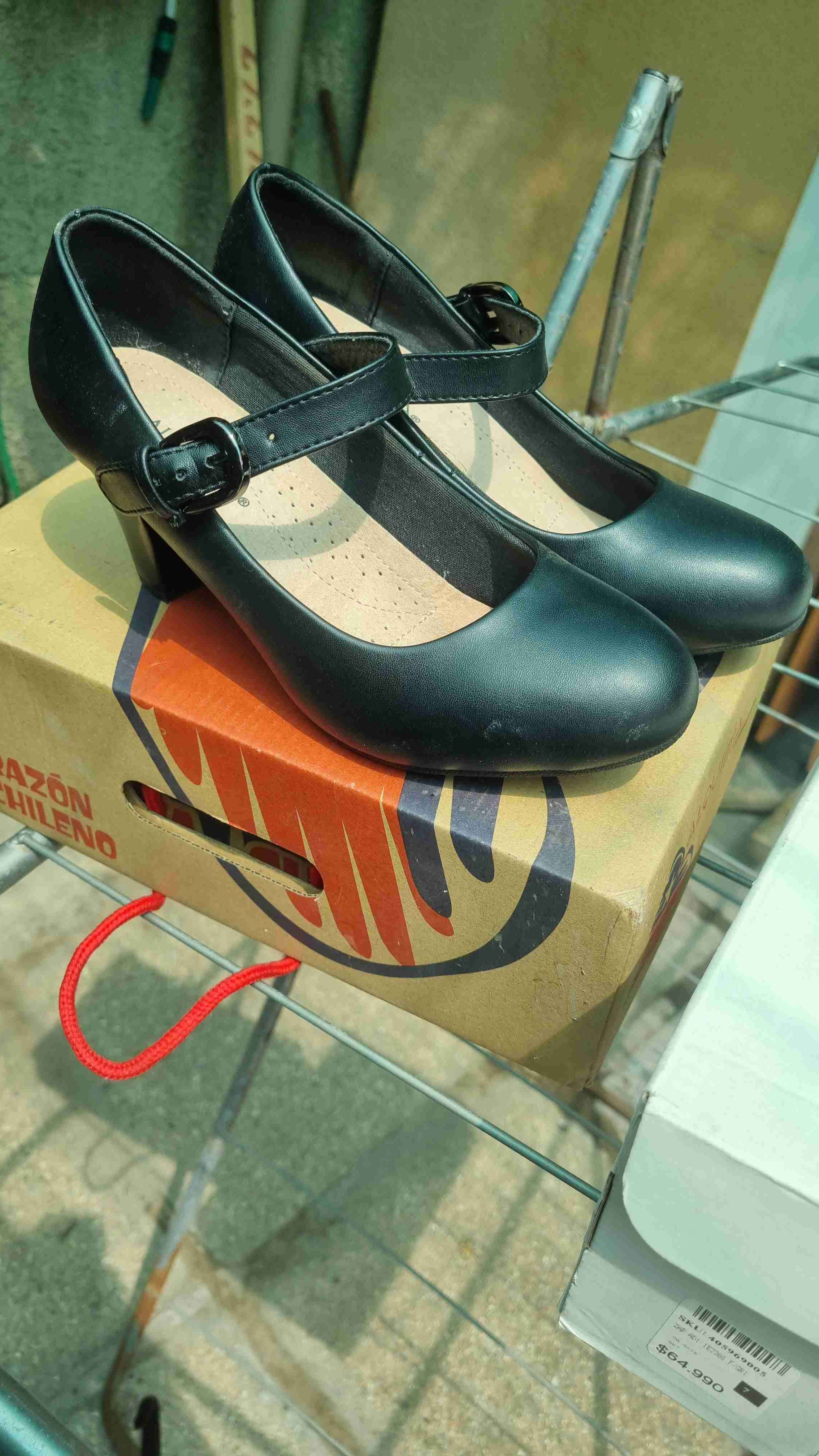 Zapatos negros con correa