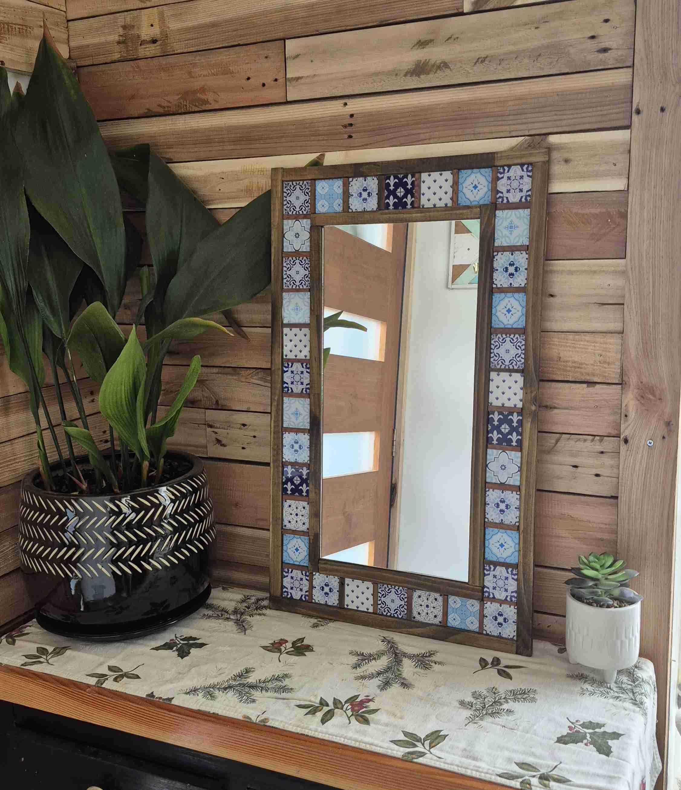 Espejo con marco de azulejos