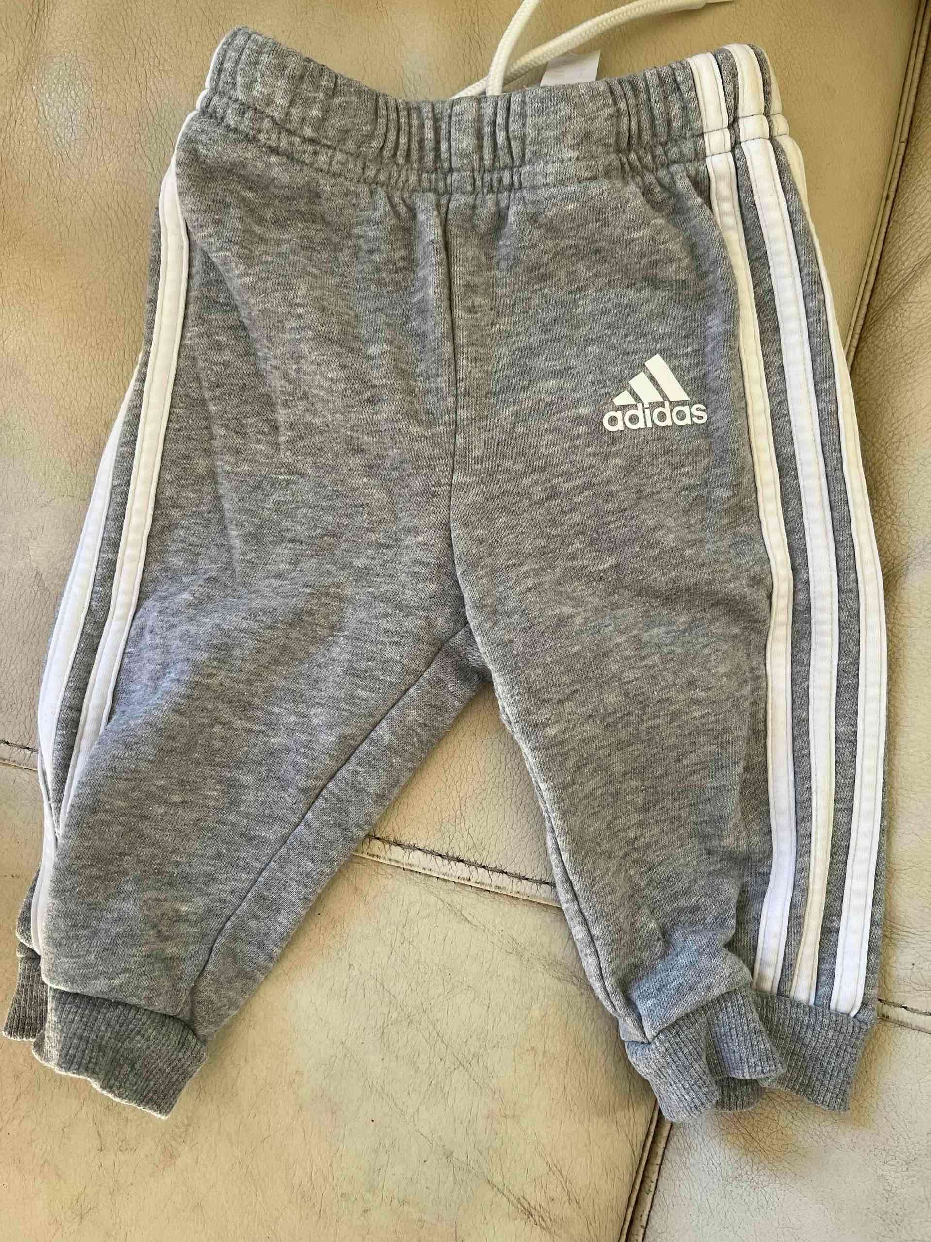 Pantalón deportivo gris Adidas