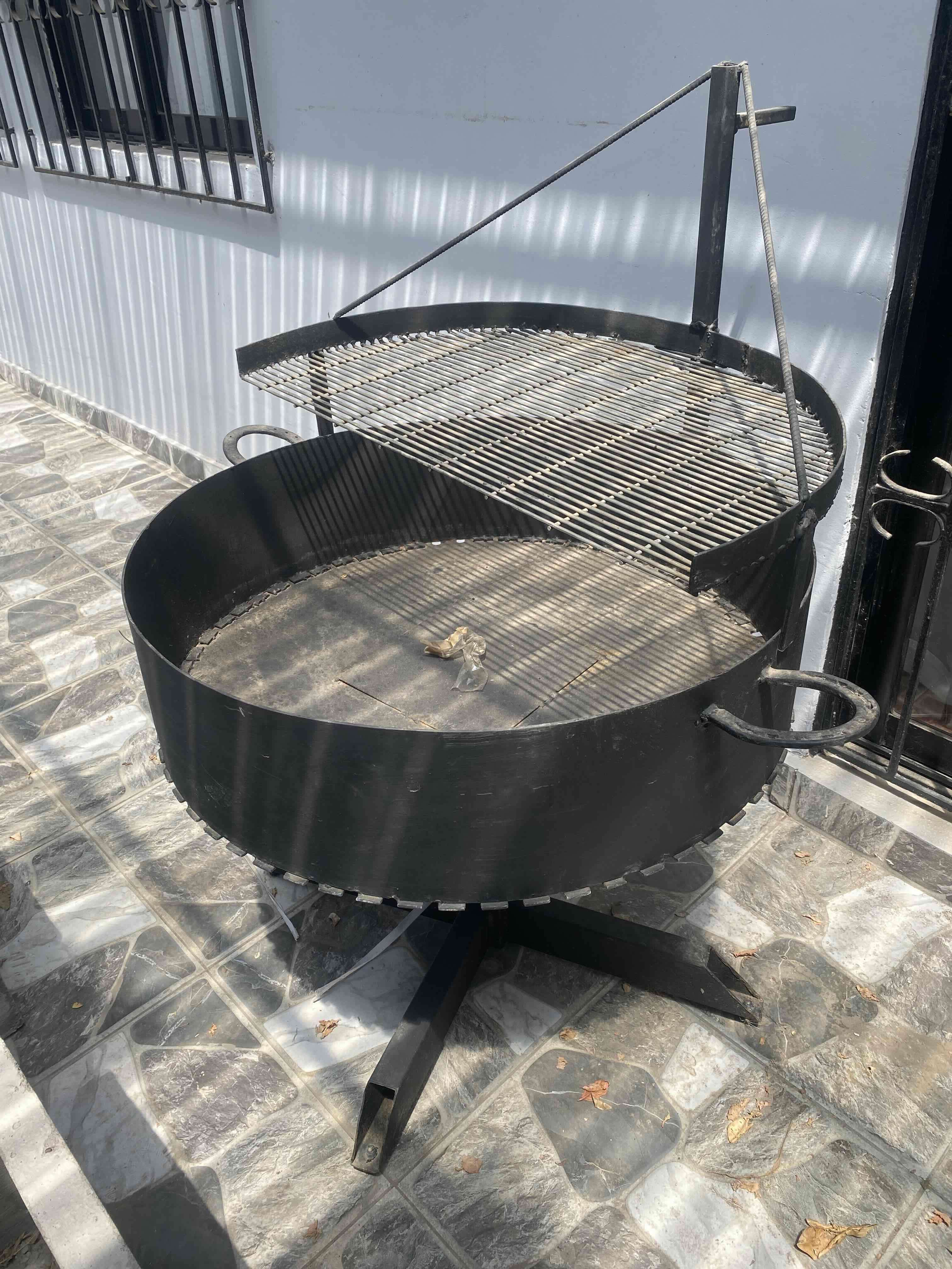 Parrilla de metal para asados
