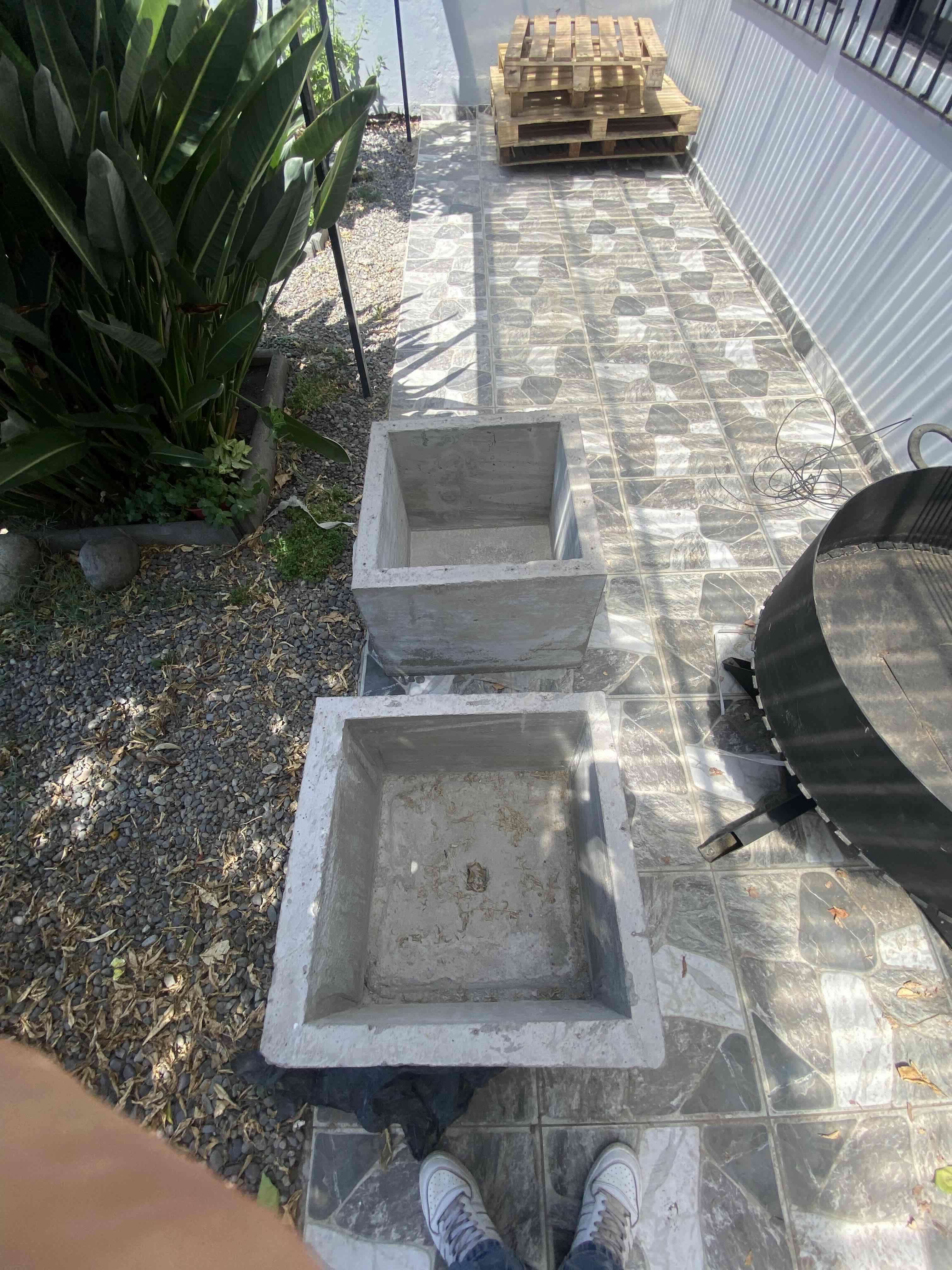 Macetero cuadrado de concreto - miniatura 4