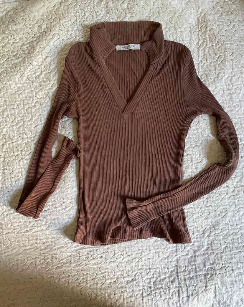 Polera acanalada marrón