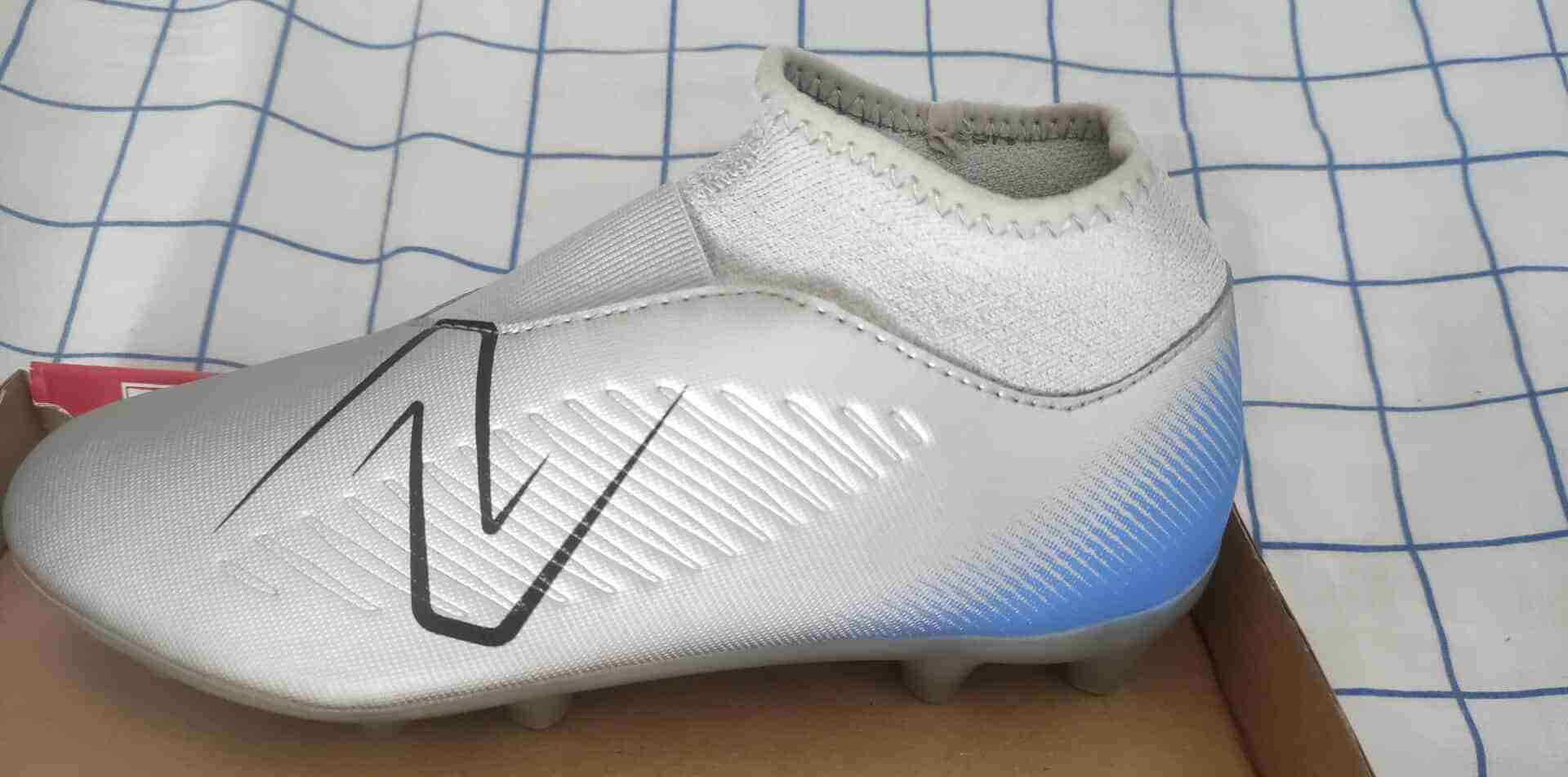 Zapato de fútbol blanco con logo