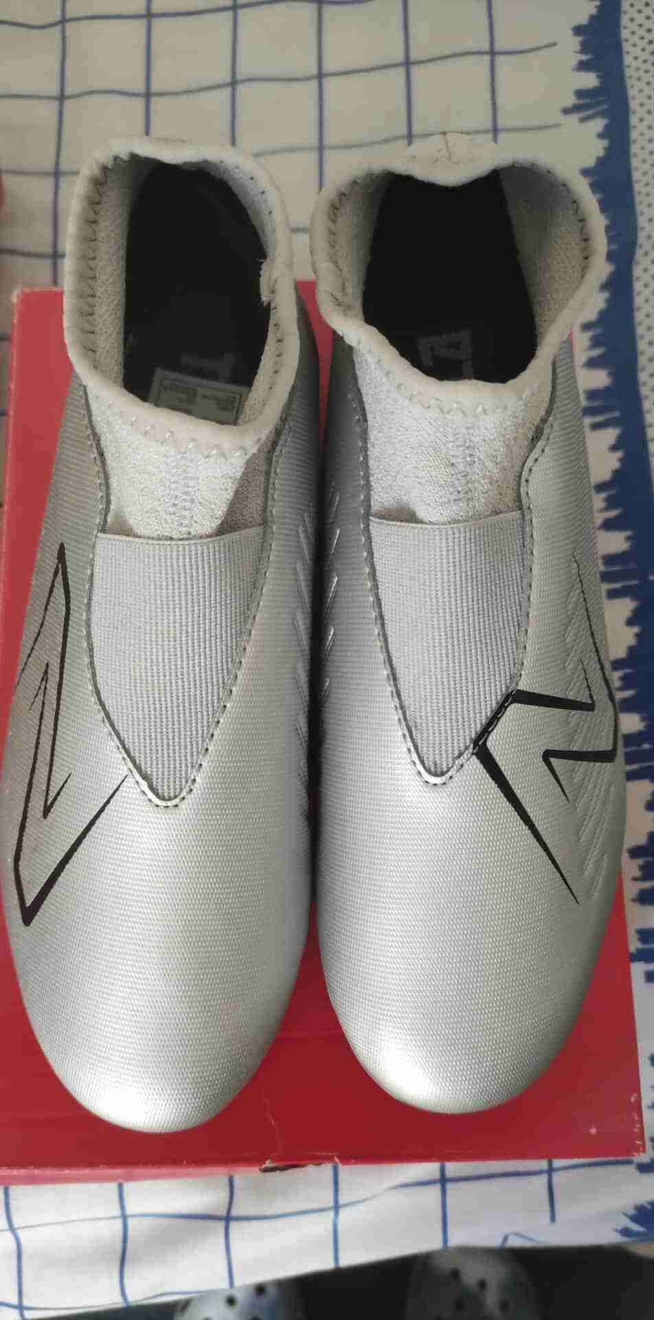 Zapato de fútbol blanco con logo - miniatura 4