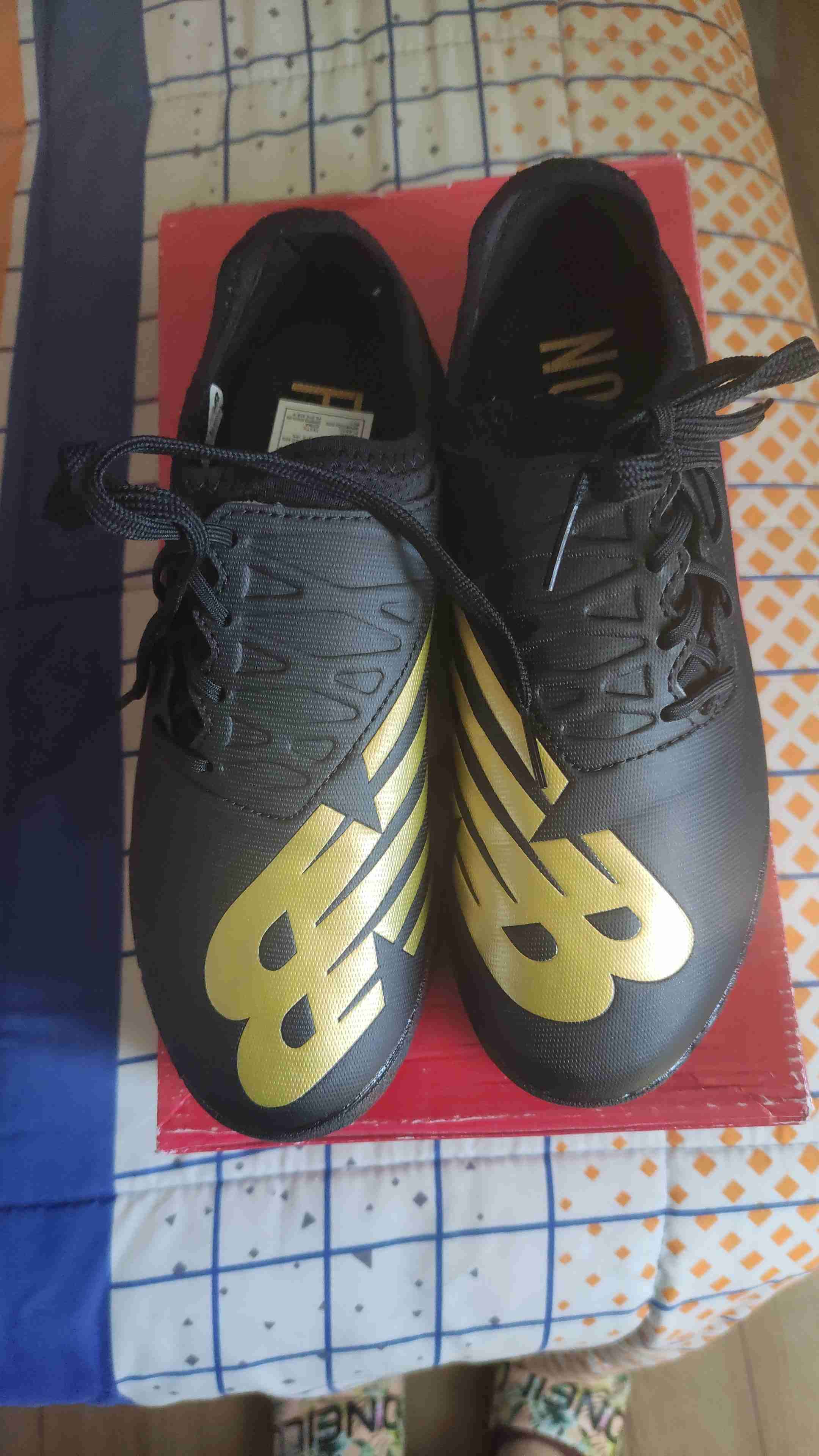 Zapatillas deportivas negras y doradas