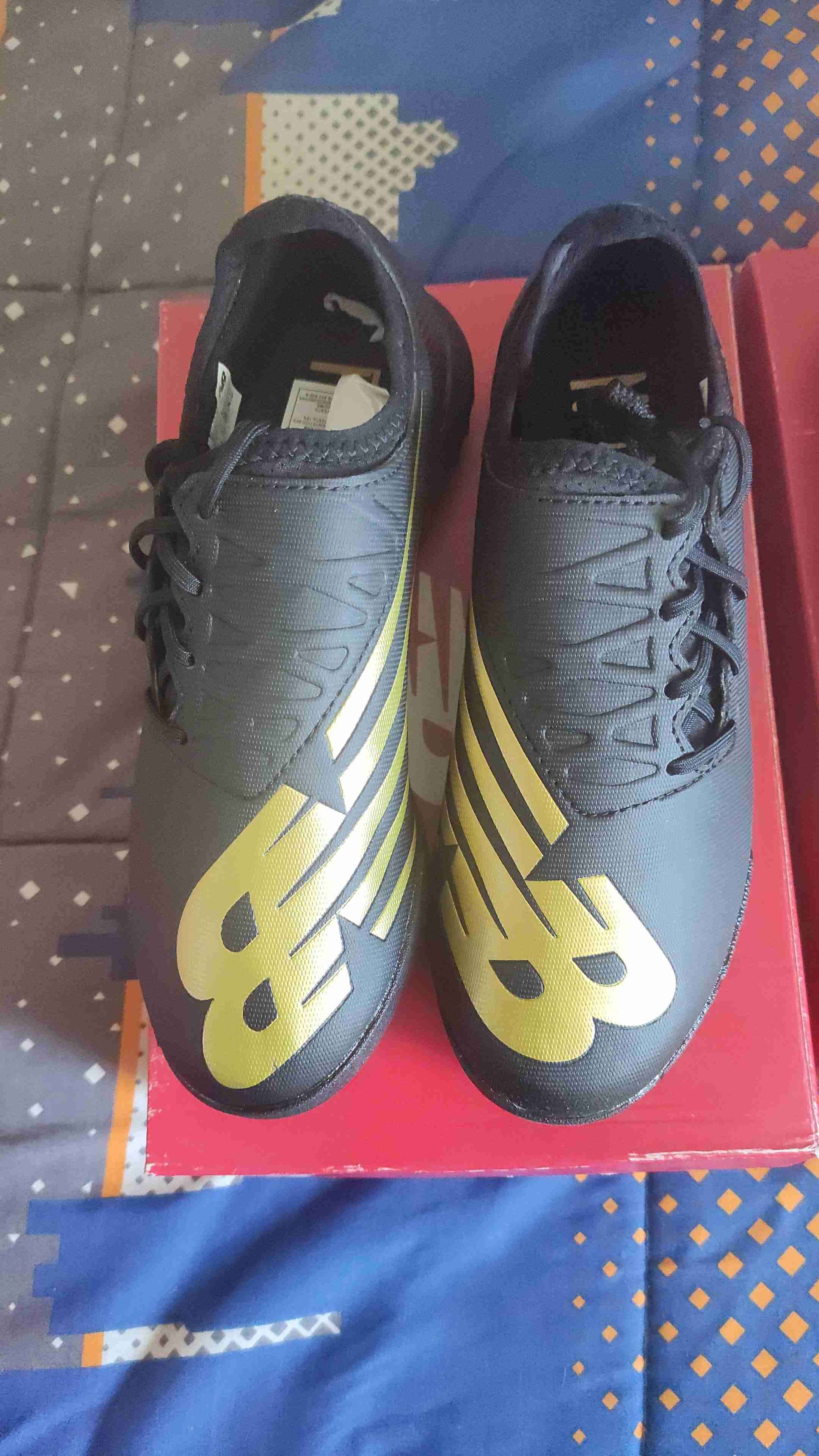 Zapatillas deportivas negras y doradas - miniatura 2