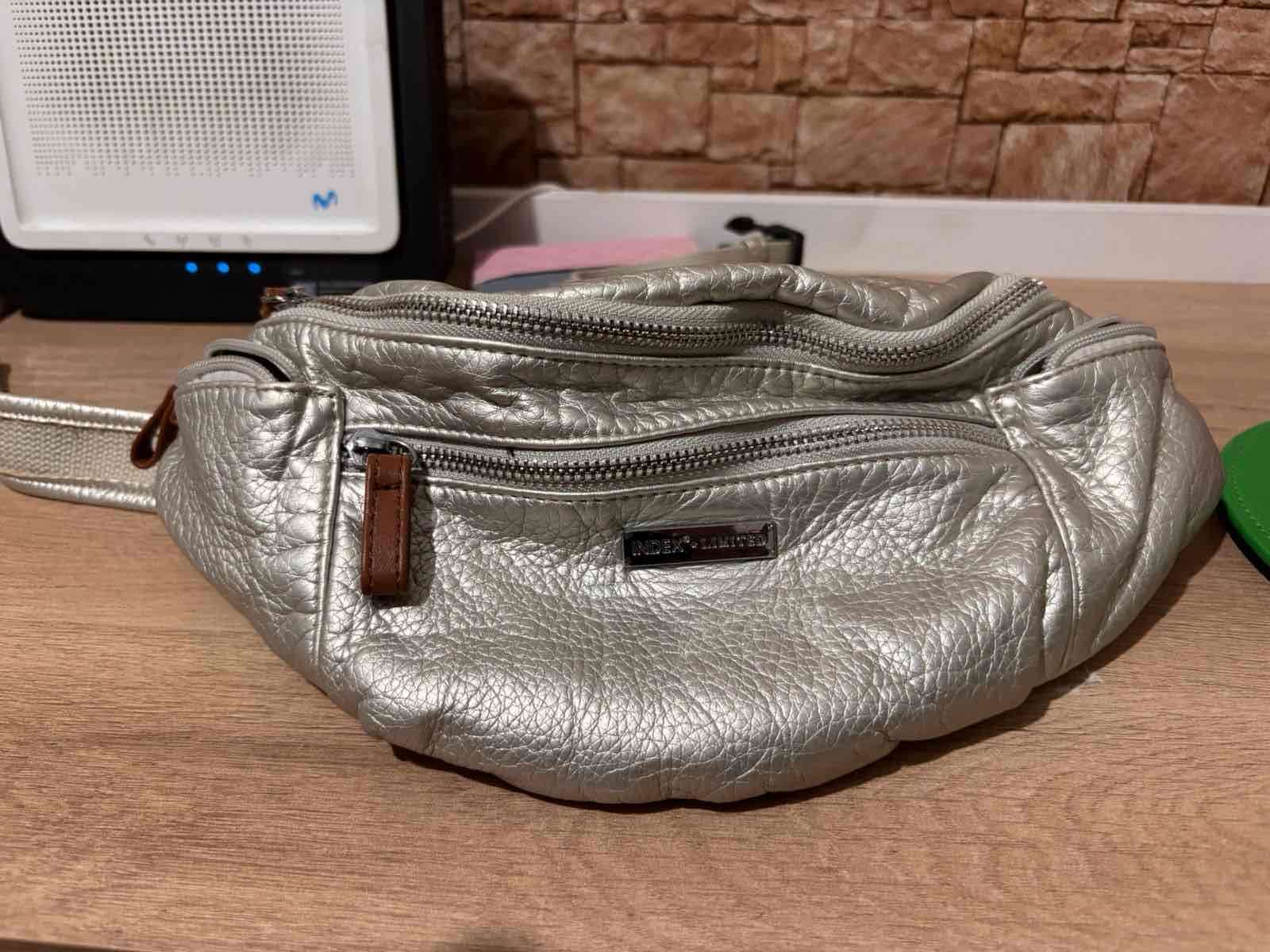 Riñonera plateada con cierres