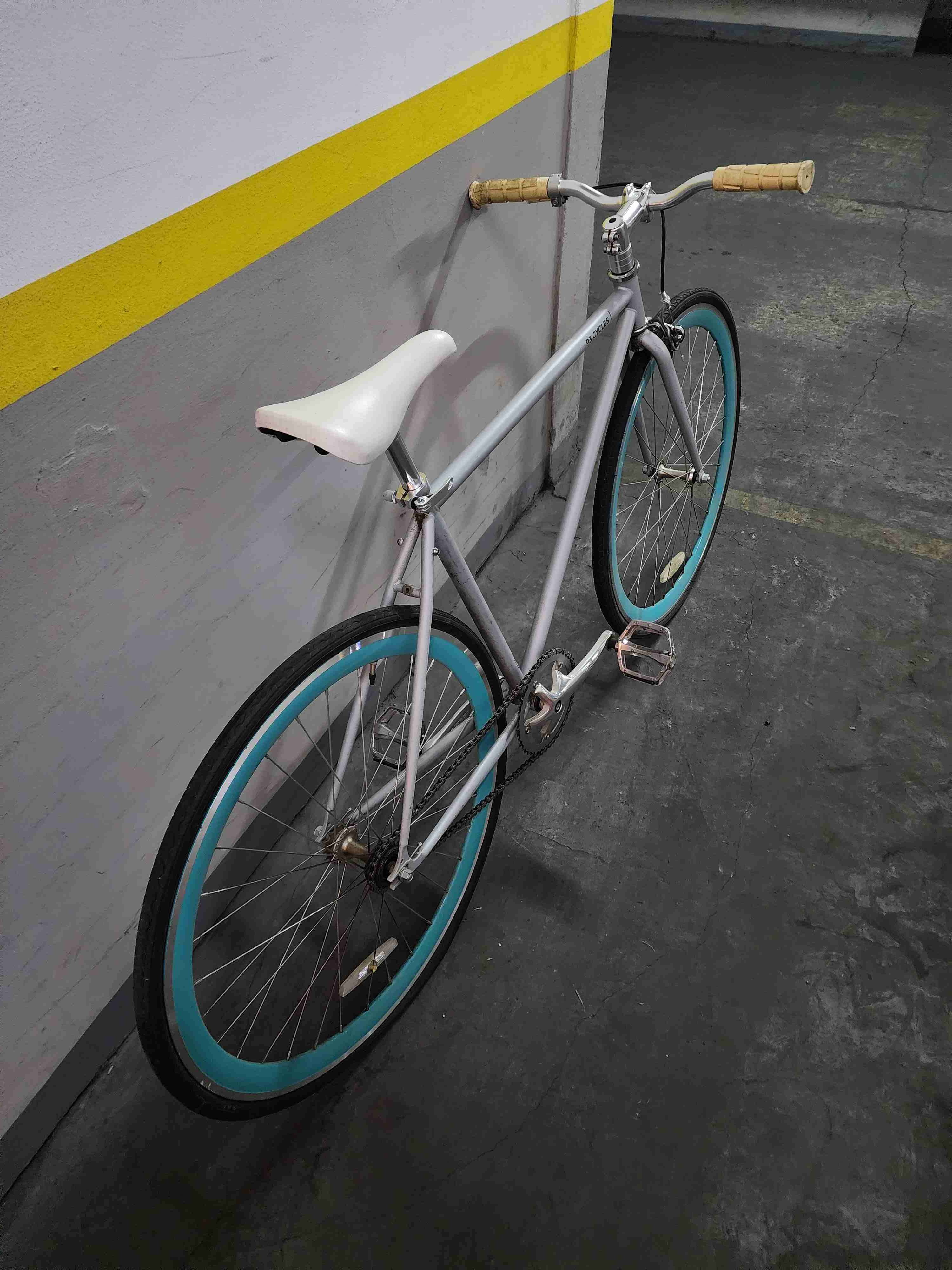 Bicicleta urbana marca P3 cycles gris y turquesa - miniatura 2