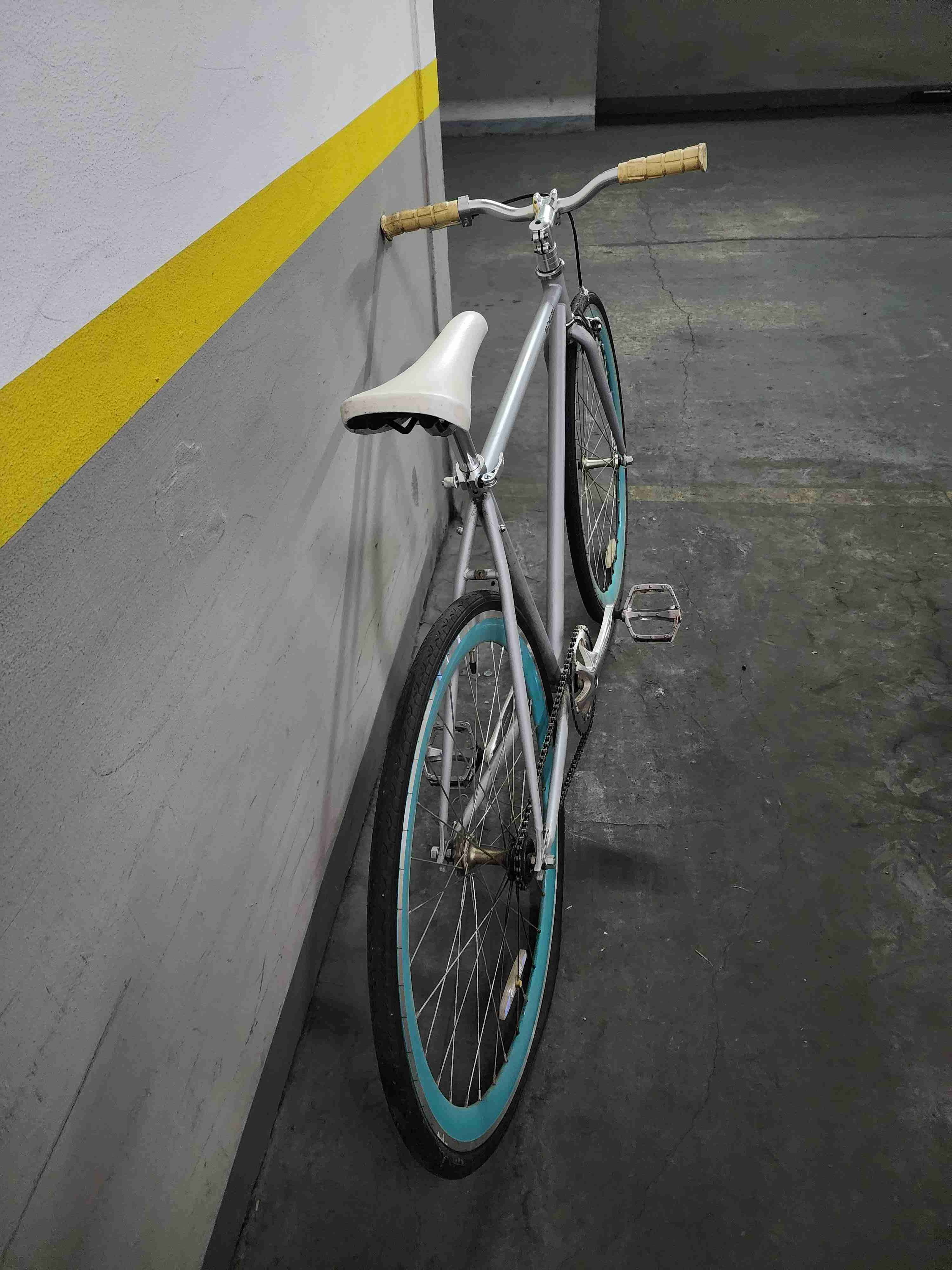 Bicicleta urbana marca P3 cycles gris y turquesa - miniatura 3