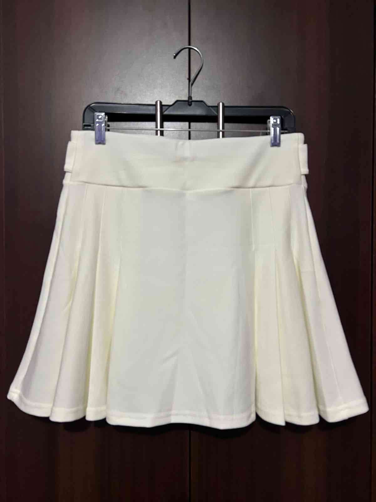 Falda blanca plisada