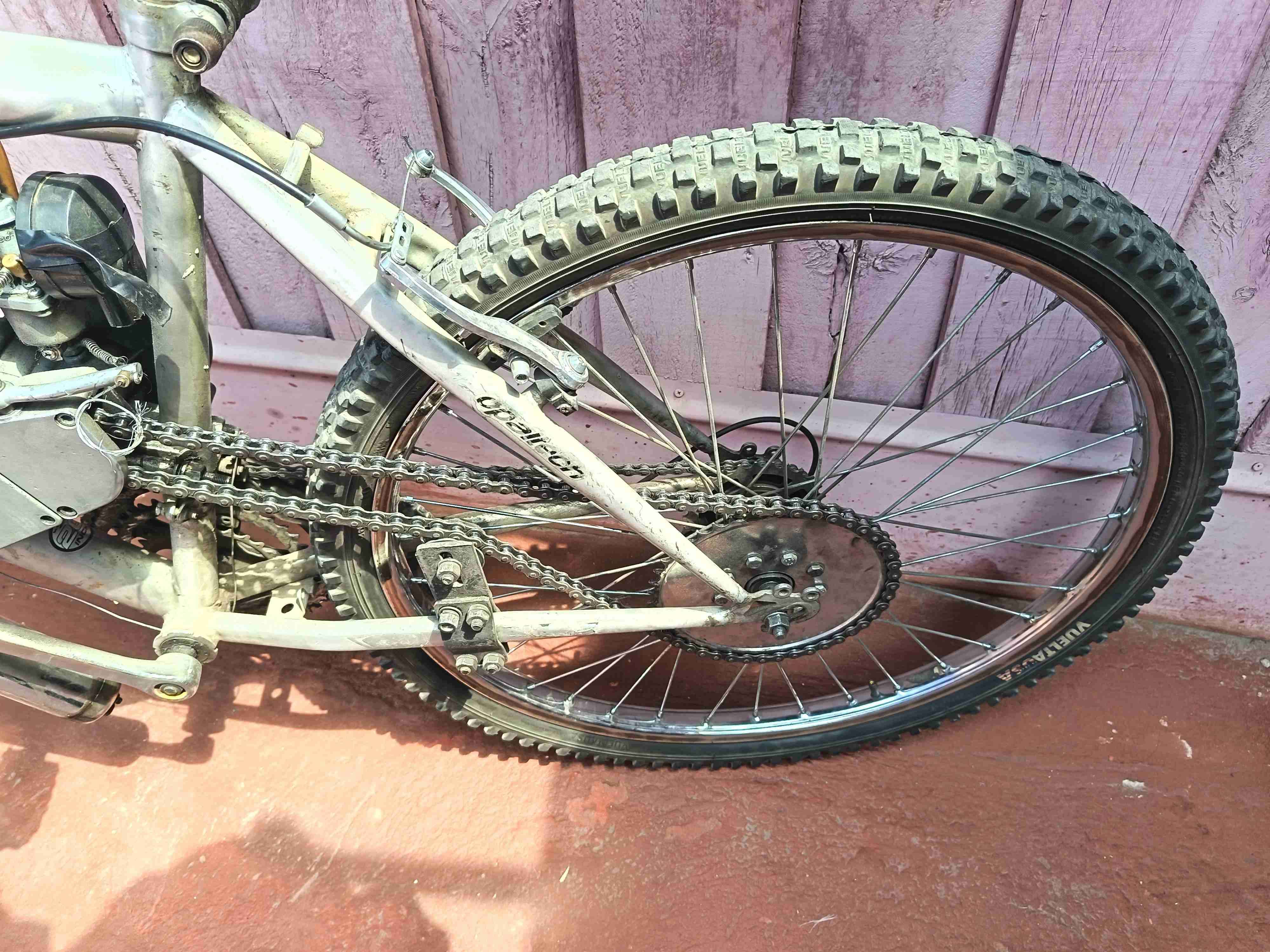 Bicicleta con motor incorporado - miniatura 2