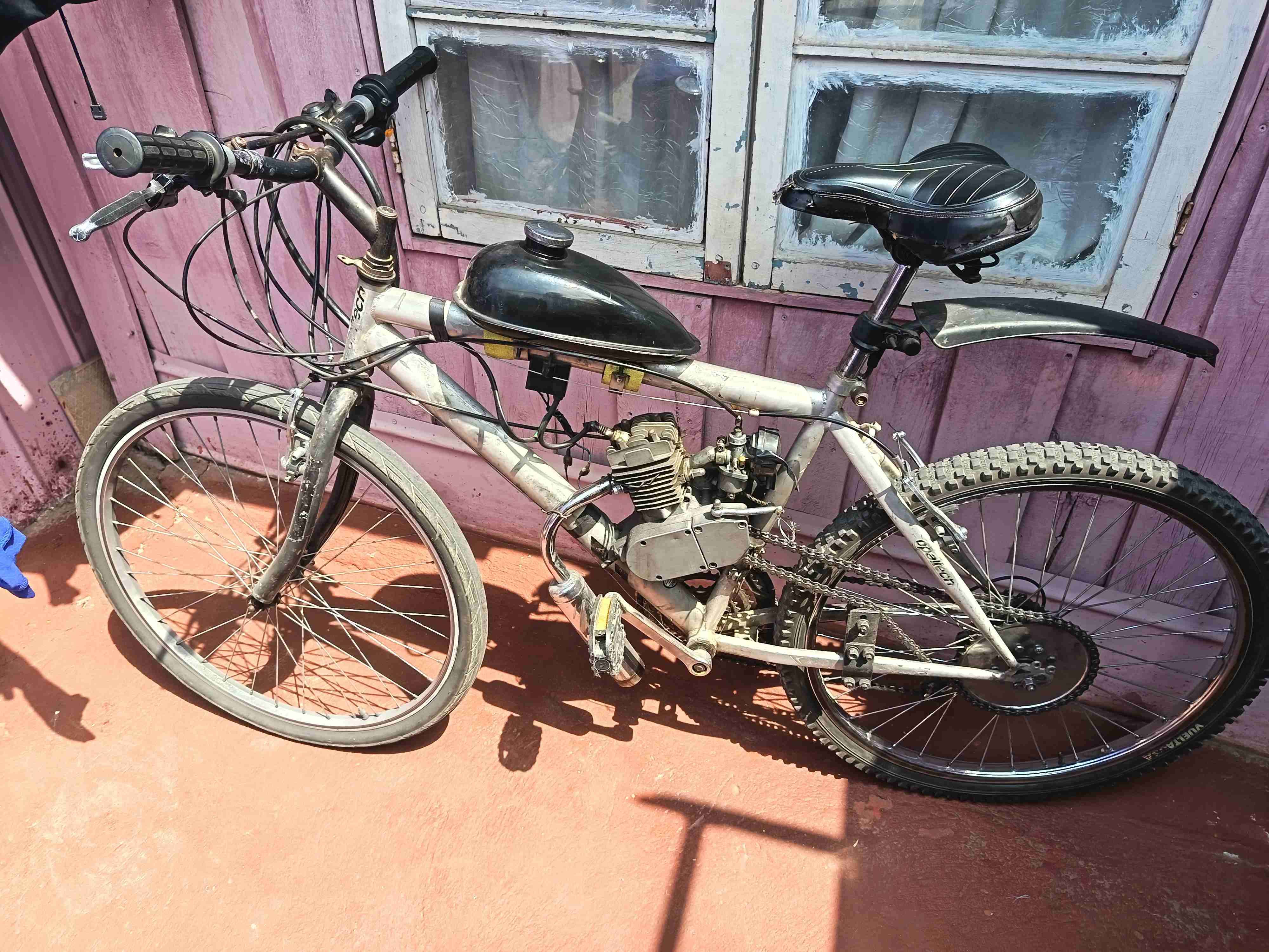 Bicicleta con motor incorporado - miniatura 5