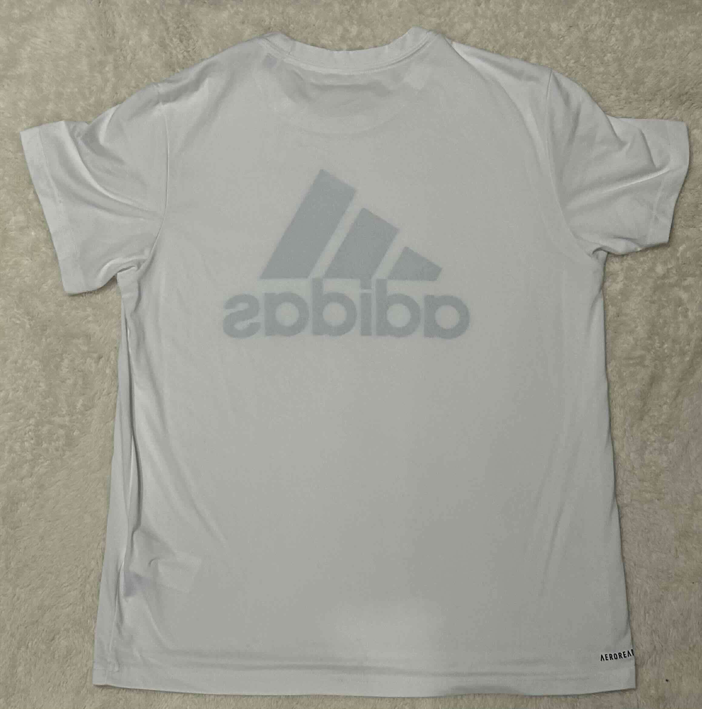 Polera blanca Adidas logo grande