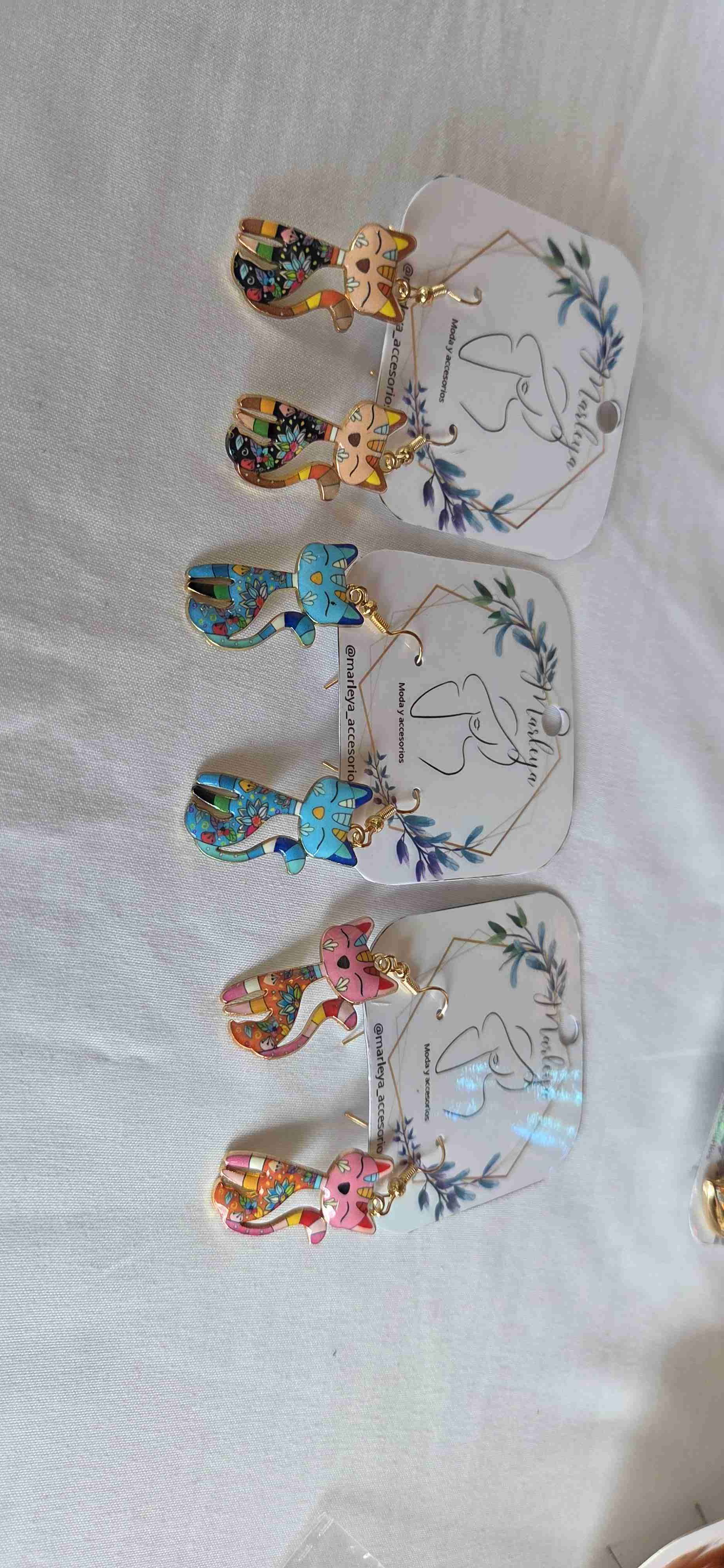 Aros colgantes gatitos multicolor