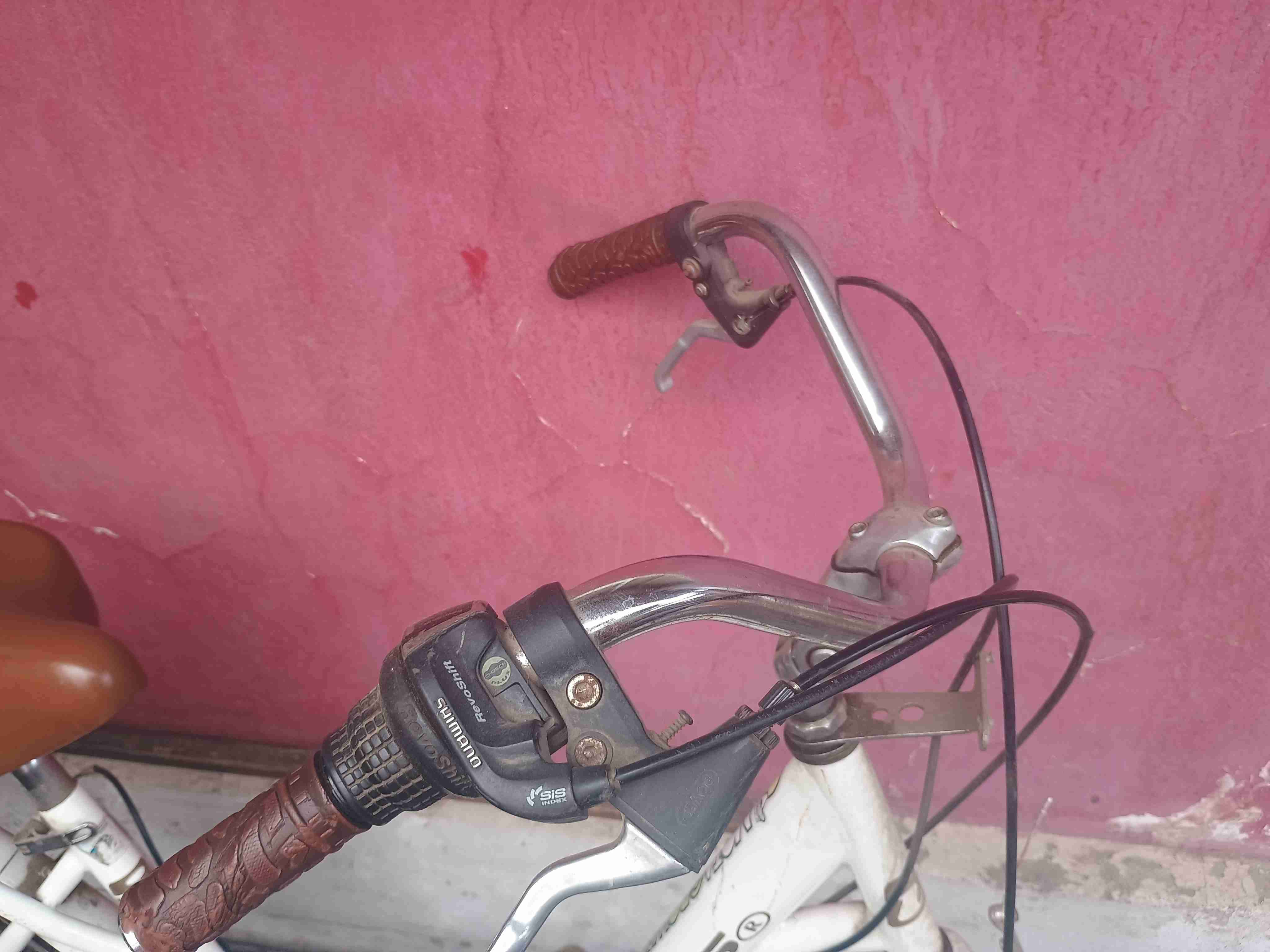 Bicicleta blanca con asiento marrón - miniatura 2