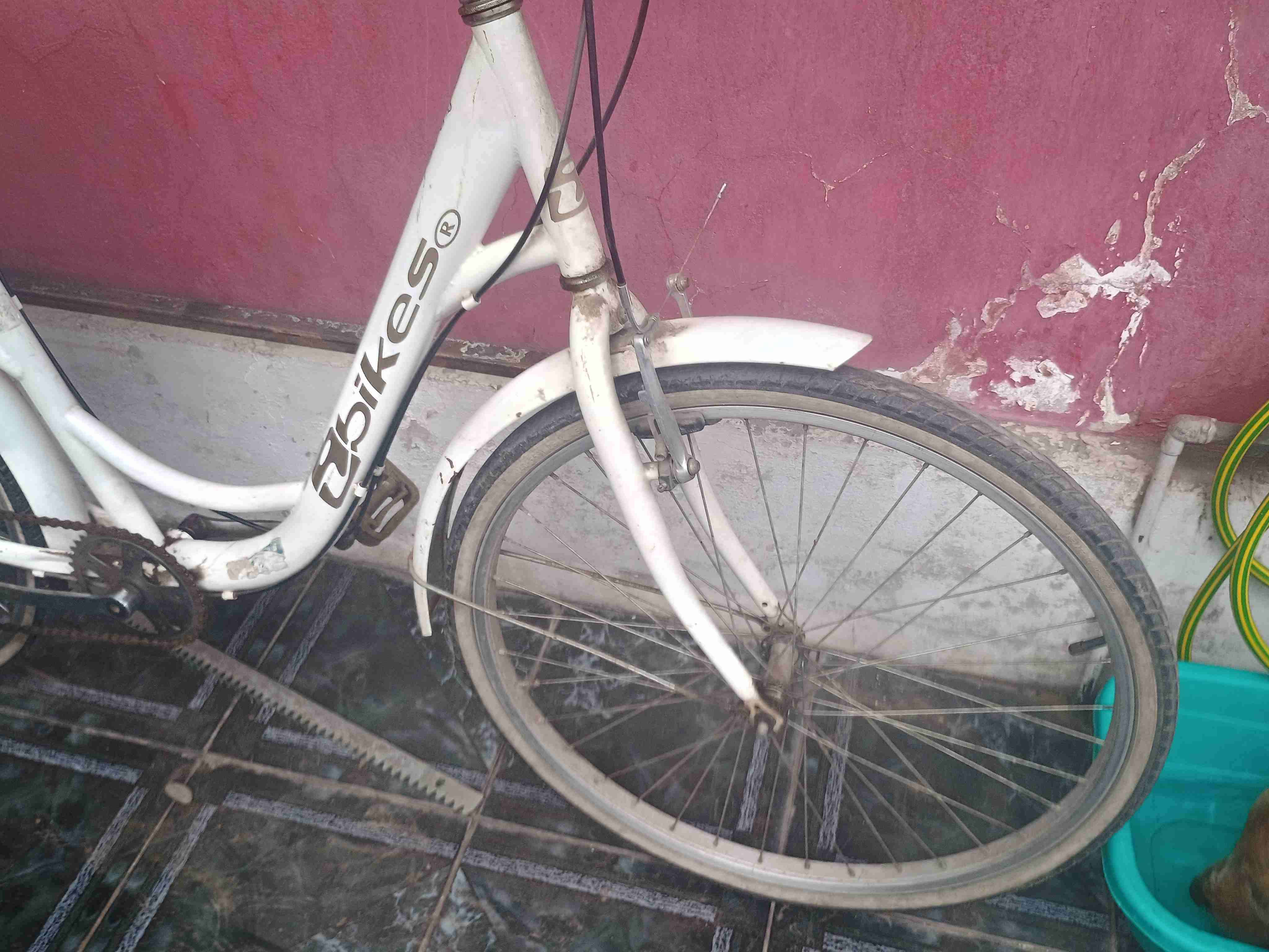 Bicicleta blanca con asiento marrón - miniatura 3