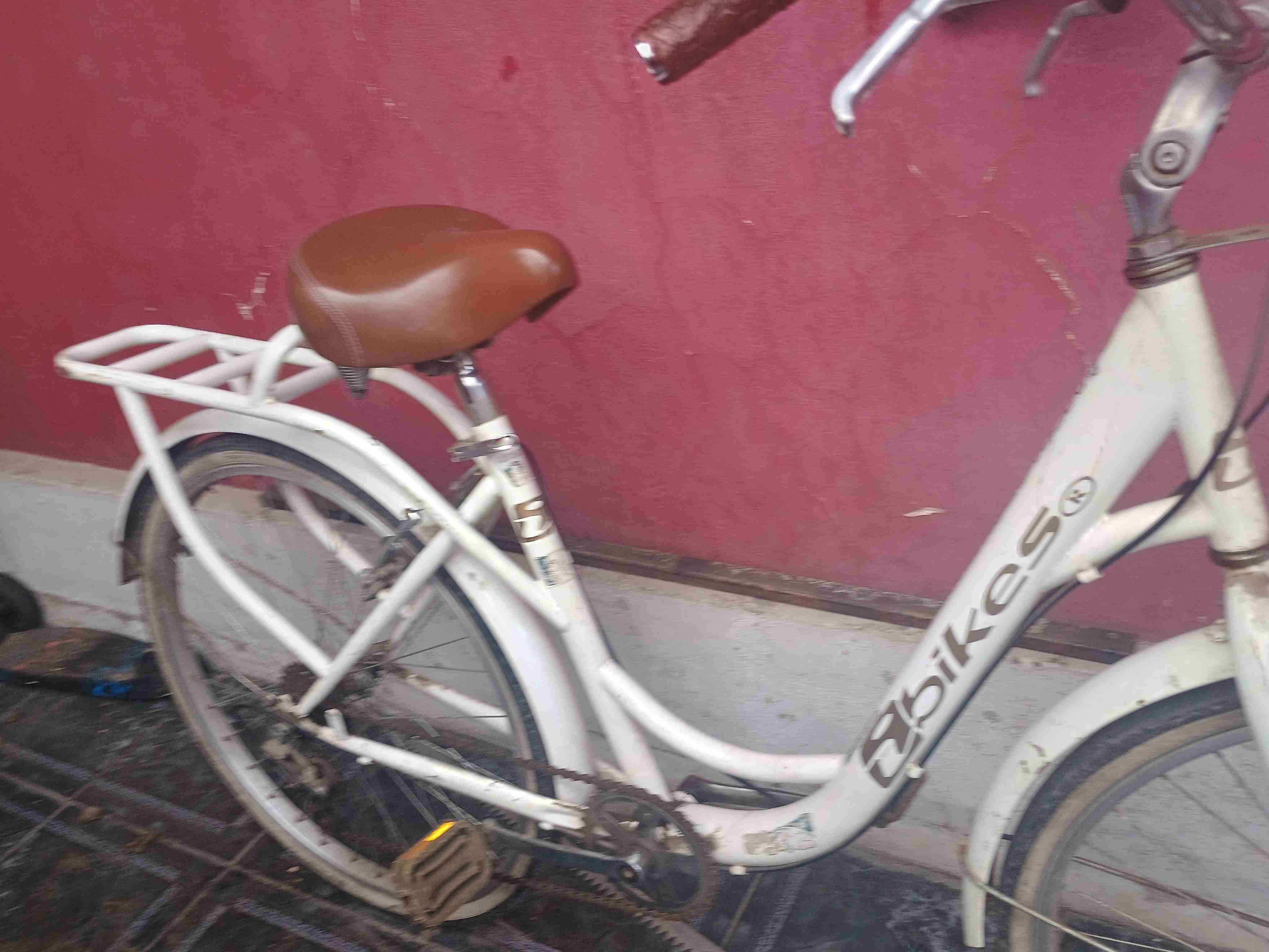 Bicicleta blanca con asiento marrón - miniatura 4